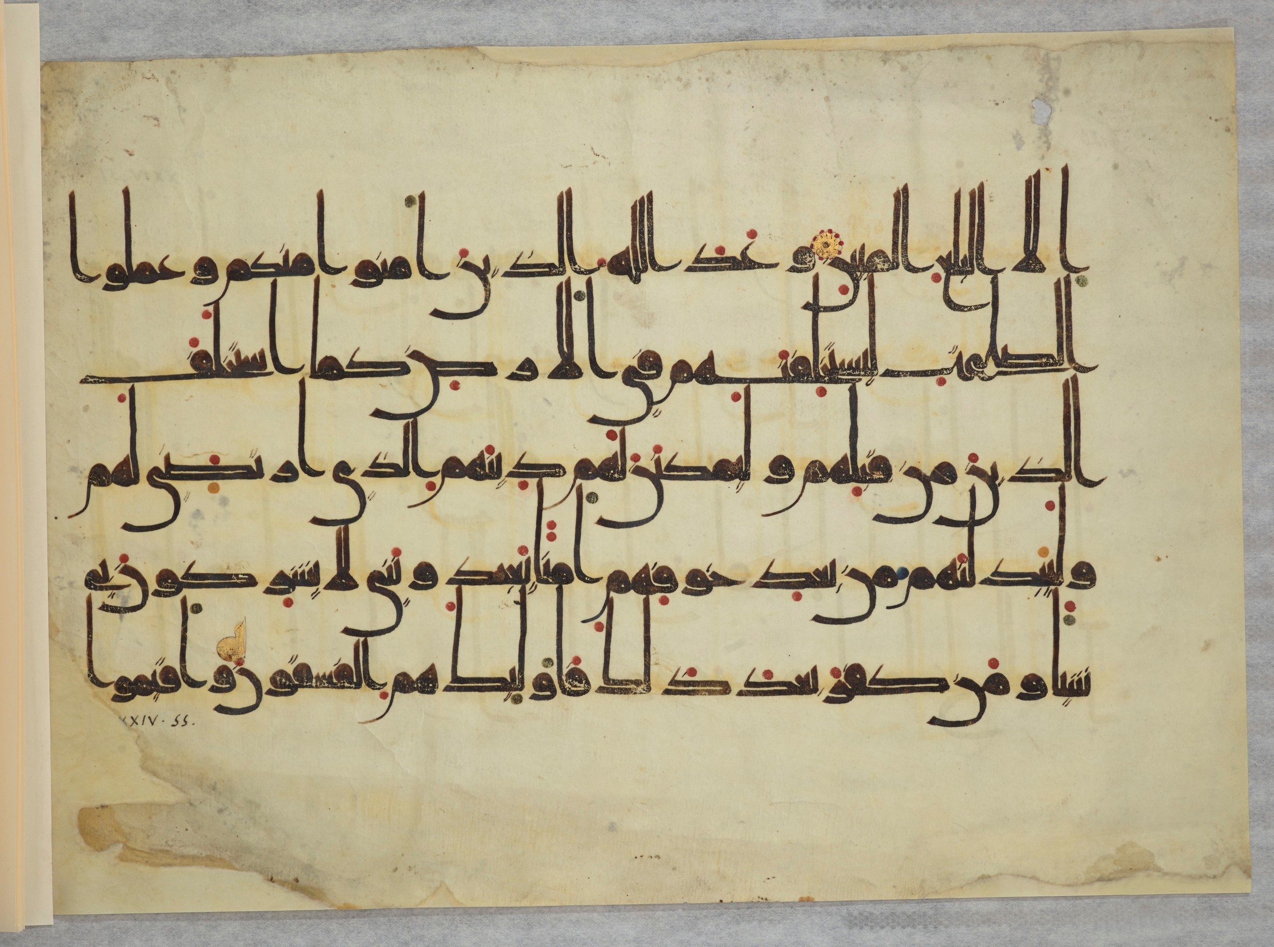 Arabe 334 (j) (Scan 2), in D V c script, showing Surah 24:55 from 9th to 10th Century AD found in Fustat (Old Cairo), Egypt, currently housed at Bibliothèque nationale de France, Paris