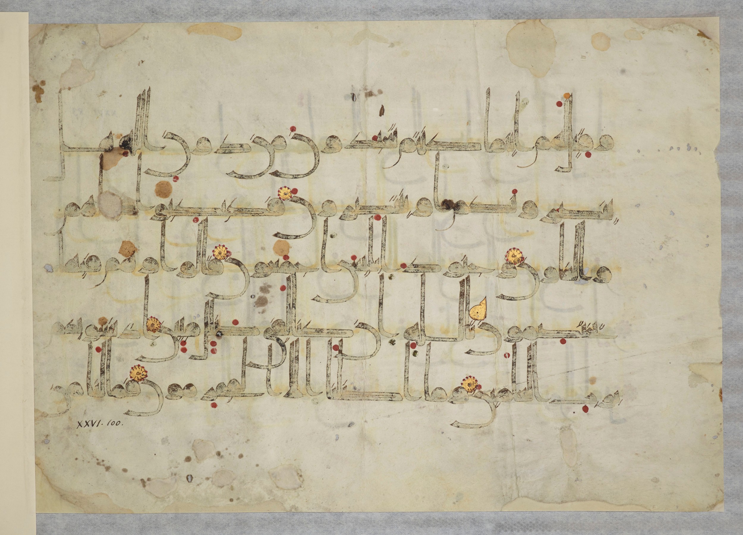 Arabe 334 (j) (Scan 2), in D V c script, showing Surah 26:97 from 9th to 10th Century AD found in Fustat (Old Cairo), Egypt, currently housed at Bibliothèque nationale de France, Paris
