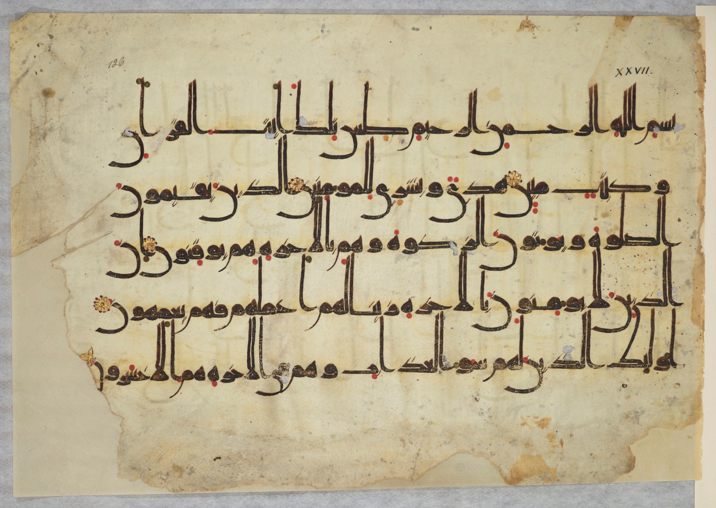Arabe 334 (j) (Scan 2), in D V c script, showing Surah 27:3 from 9th to 10th Century AD found in Fustat (Old Cairo), Egypt, currently housed at Bibliothèque nationale de France, Paris