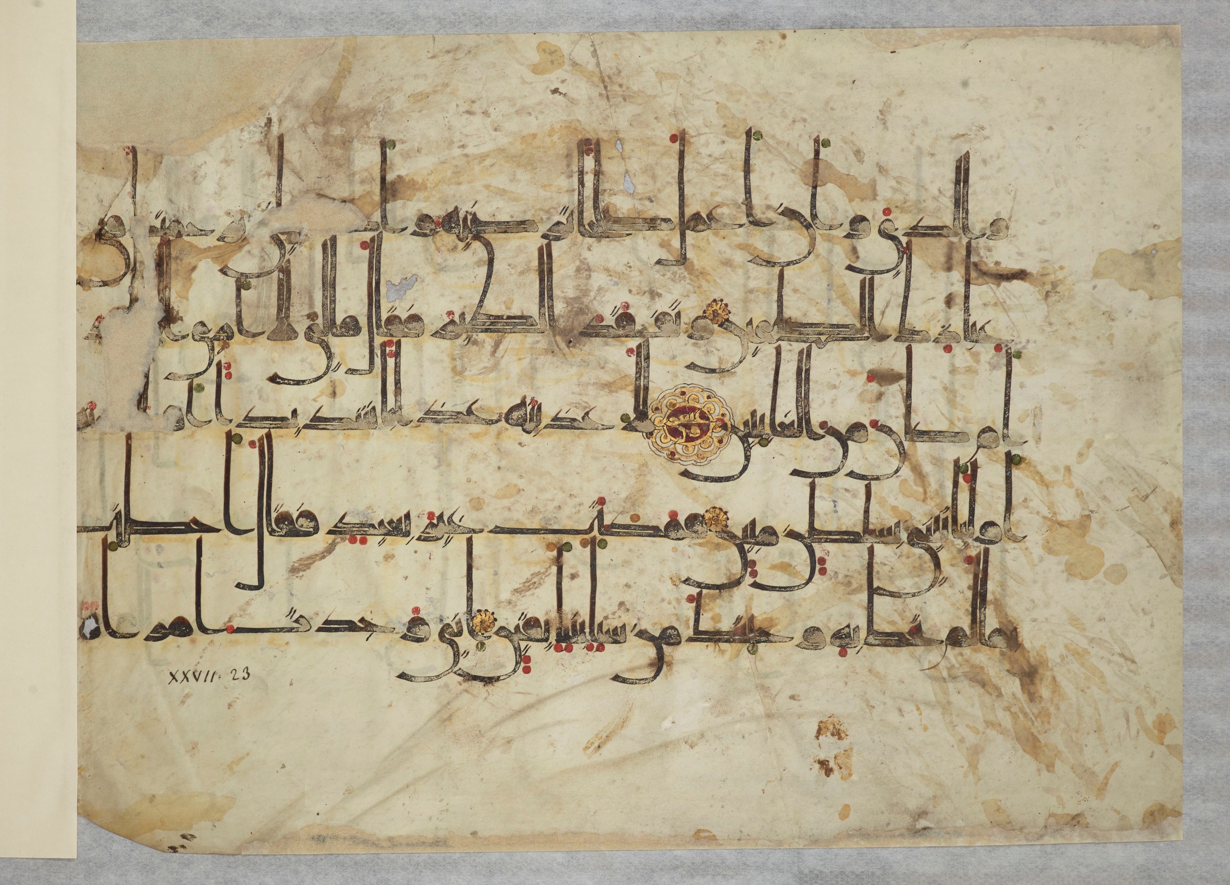 Arabe 334 (j) (Scan 2), in D V c script, showing Surah 27:21 from 9th to 10th Century AD found in Fustat (Old Cairo), Egypt, currently housed at Bibliothèque nationale de France, Paris