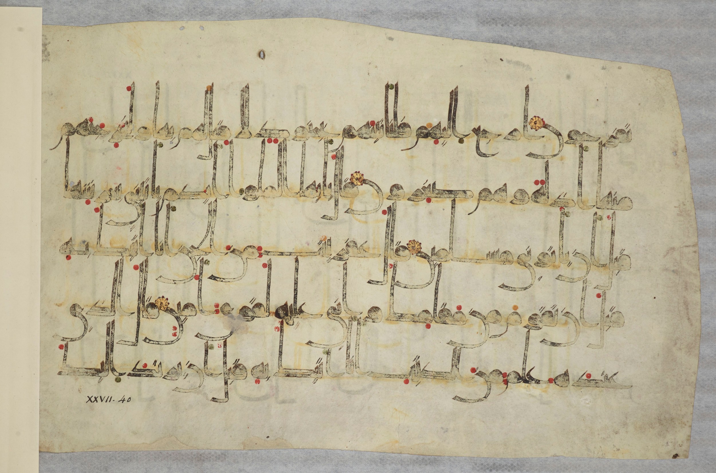 Arabe 334 (j) (Scan 2), in D V c script, showing Surah 27:39 from 9th to 10th Century AD found in Fustat (Old Cairo), Egypt, currently housed at Bibliothèque nationale de France, Paris