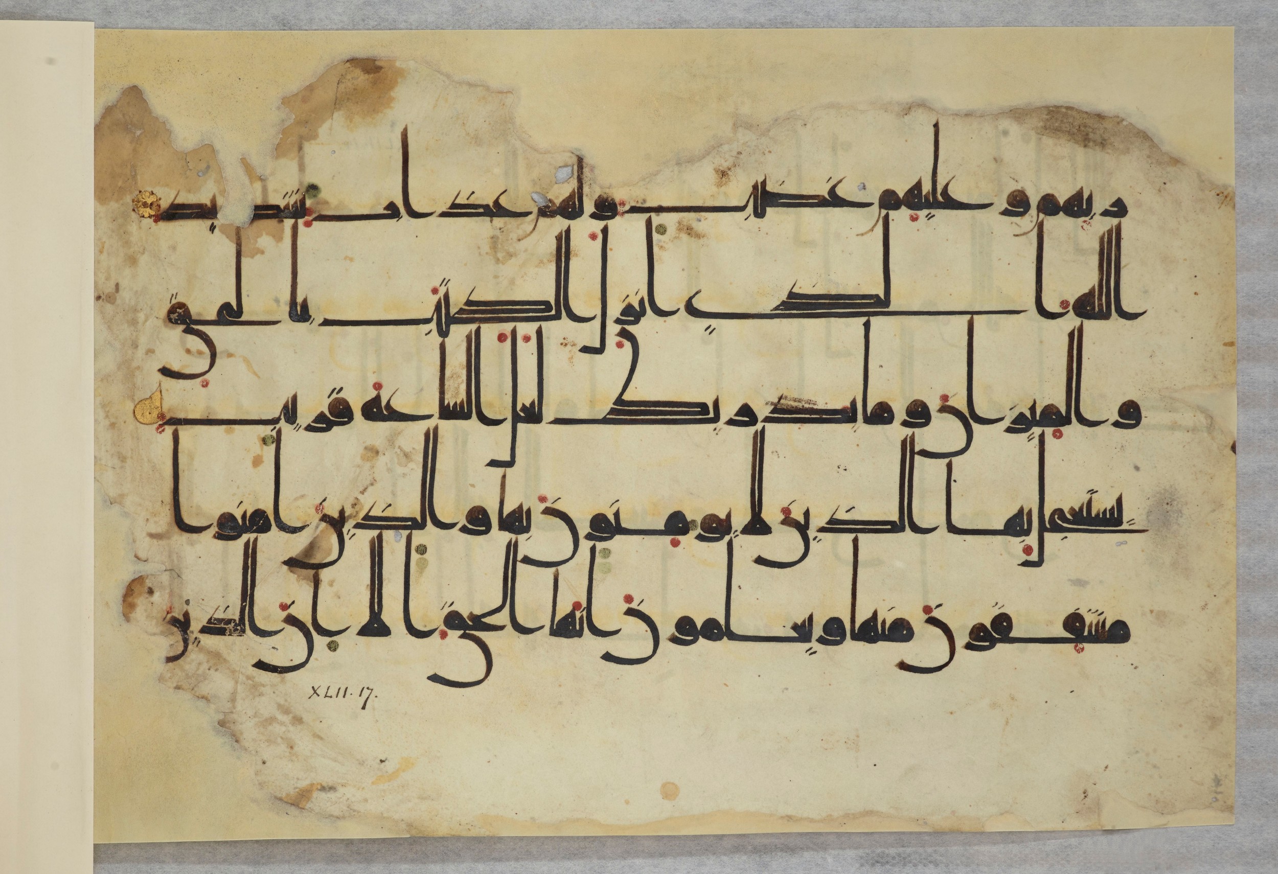 Arabe 334 (j) (Scan 4), in D V c script, showing Surah 42:16 from 9th to 10th Century AD found in Fustat (Old Cairo), Egypt, currently housed at Bibliothèque nationale de France, Paris