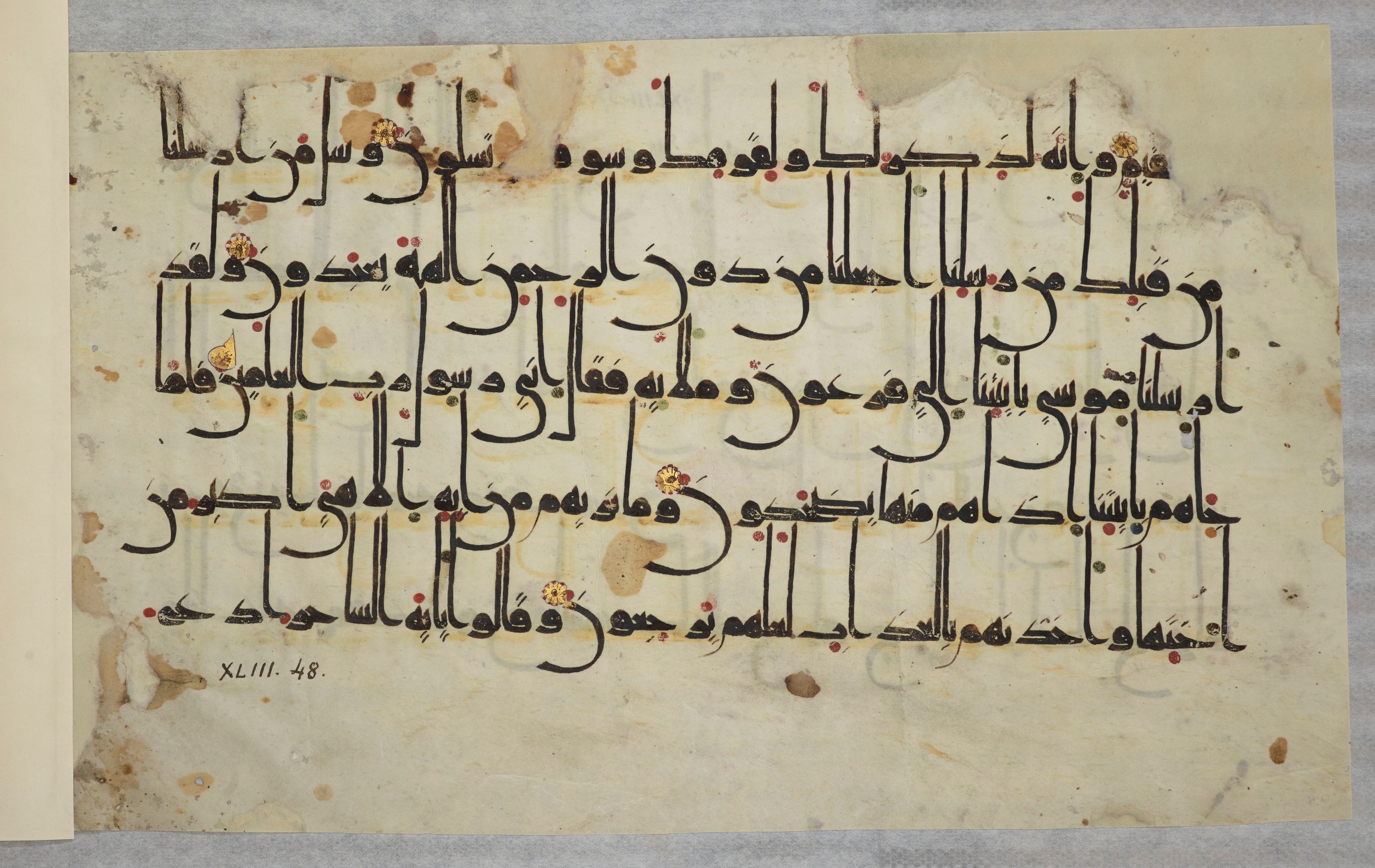 Arabe 334 (j) (Scan 2), in D V c script, showing Surah 43:49 from 9th to 10th Century AD found in Fustat (Old Cairo), Egypt, currently housed at Bibliothèque nationale de France, Paris