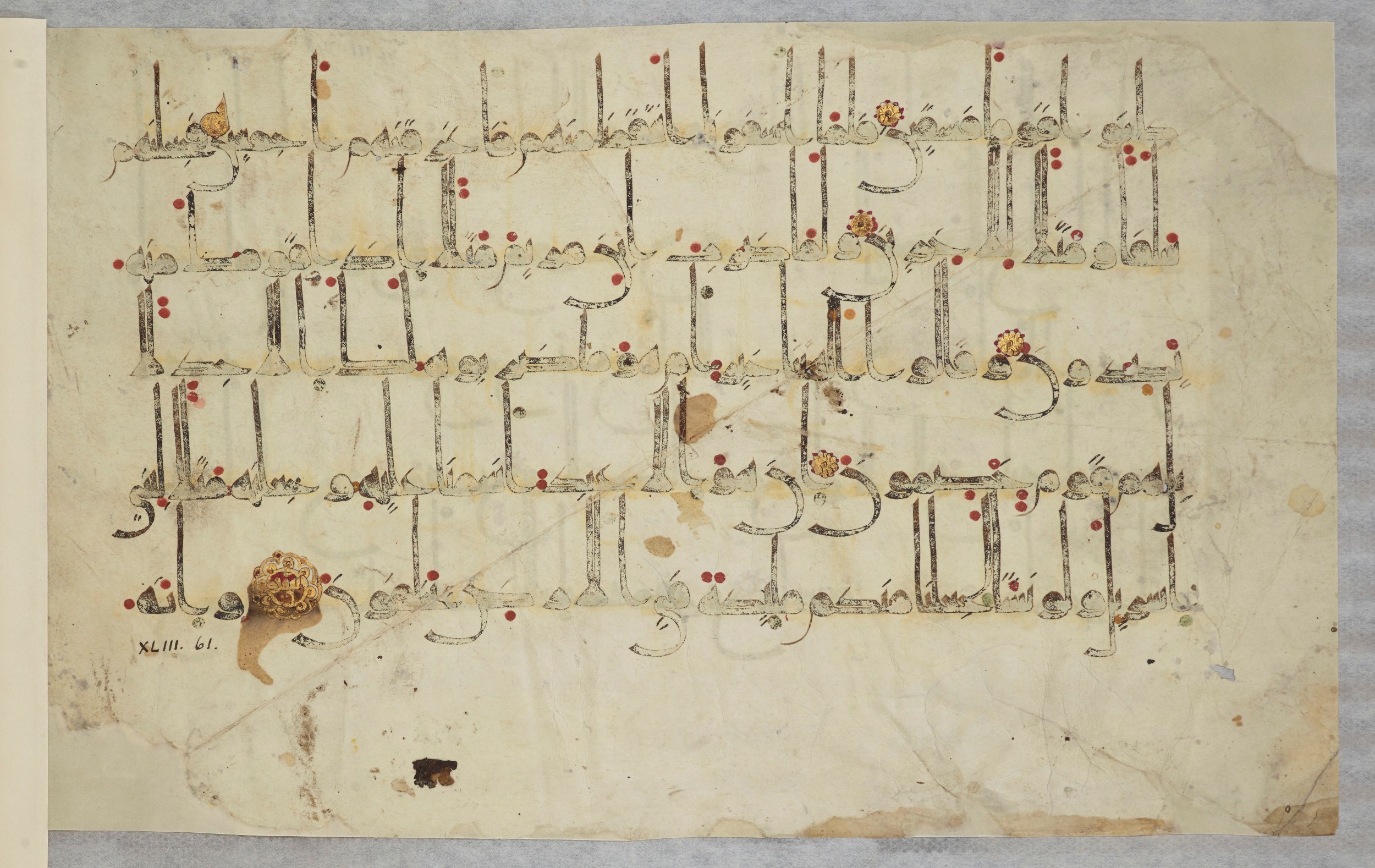 Arabe 334 (j) (Scan 2), in D V c script, showing Surah 43:56 from 9th to 10th Century AD found in Fustat (Old Cairo), Egypt, currently housed at Bibliothèque nationale de France, Paris