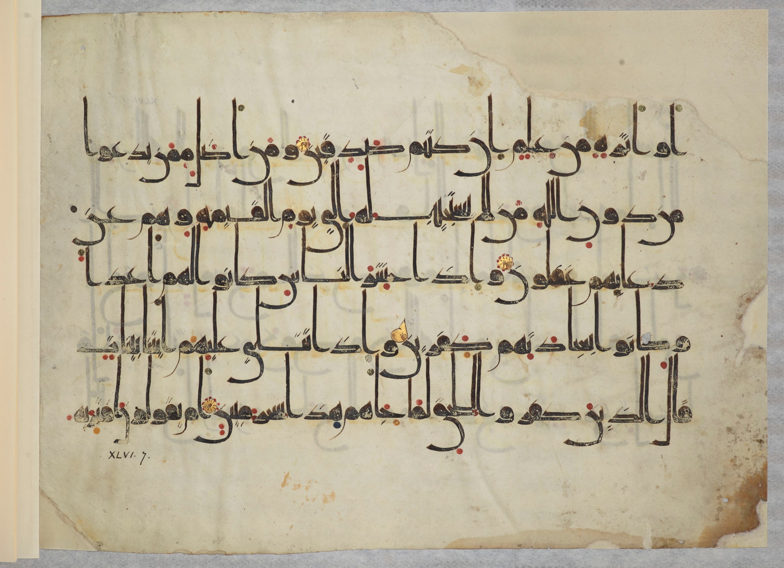 Arabe 334 (j) (Scan 4), in D V c script, showing Surah 46:4 from 9th to 10th Century AD found in Fustat (Old Cairo), Egypt, currently housed at Bibliothèque nationale de France, Paris