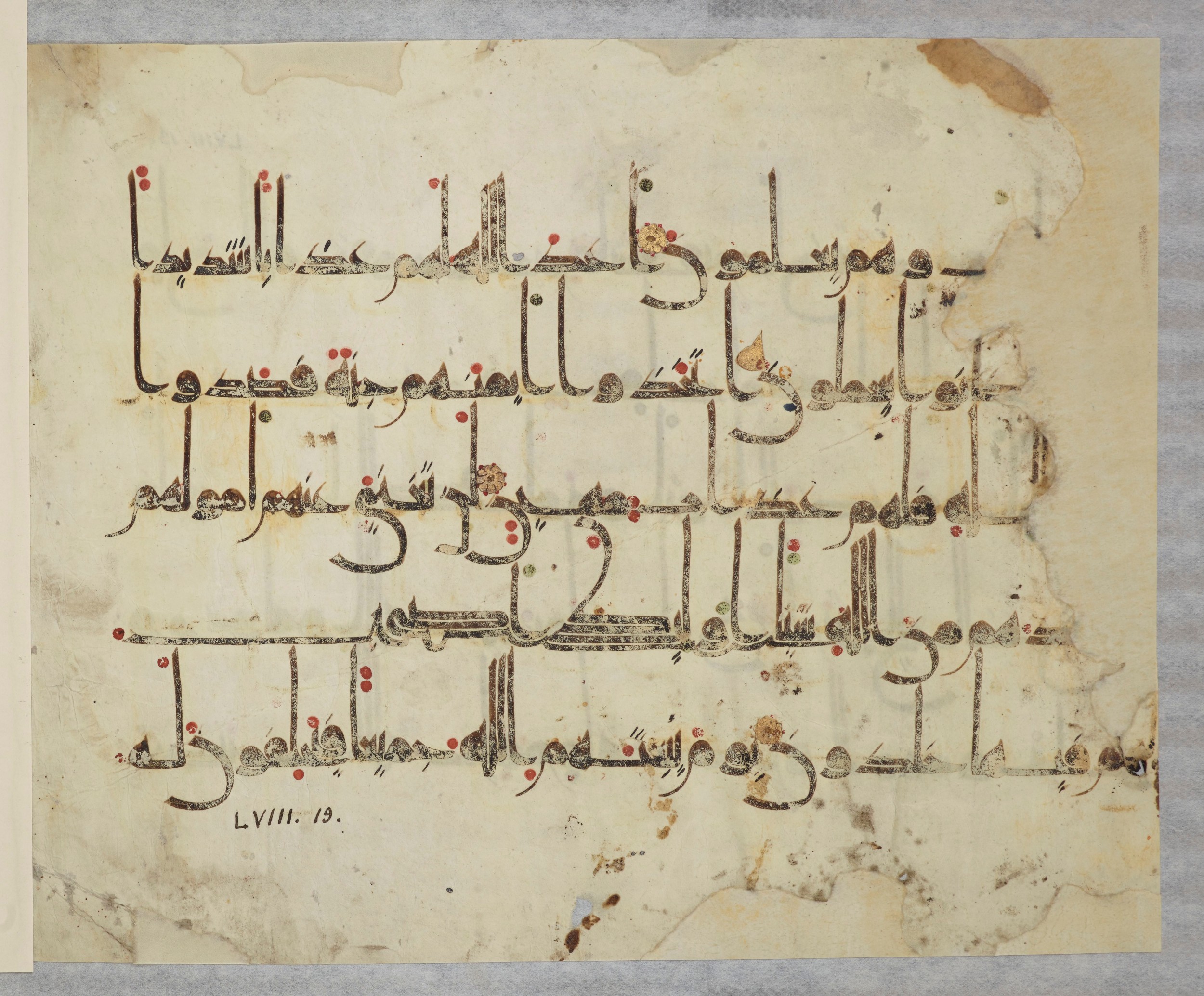 Arabe 334 (j) (Scan 2), in D V c script, showing Surah 58:17 from 9th to 10th Century AD found in Fustat (Old Cairo), Egypt, currently housed at Bibliothèque nationale de France, Paris