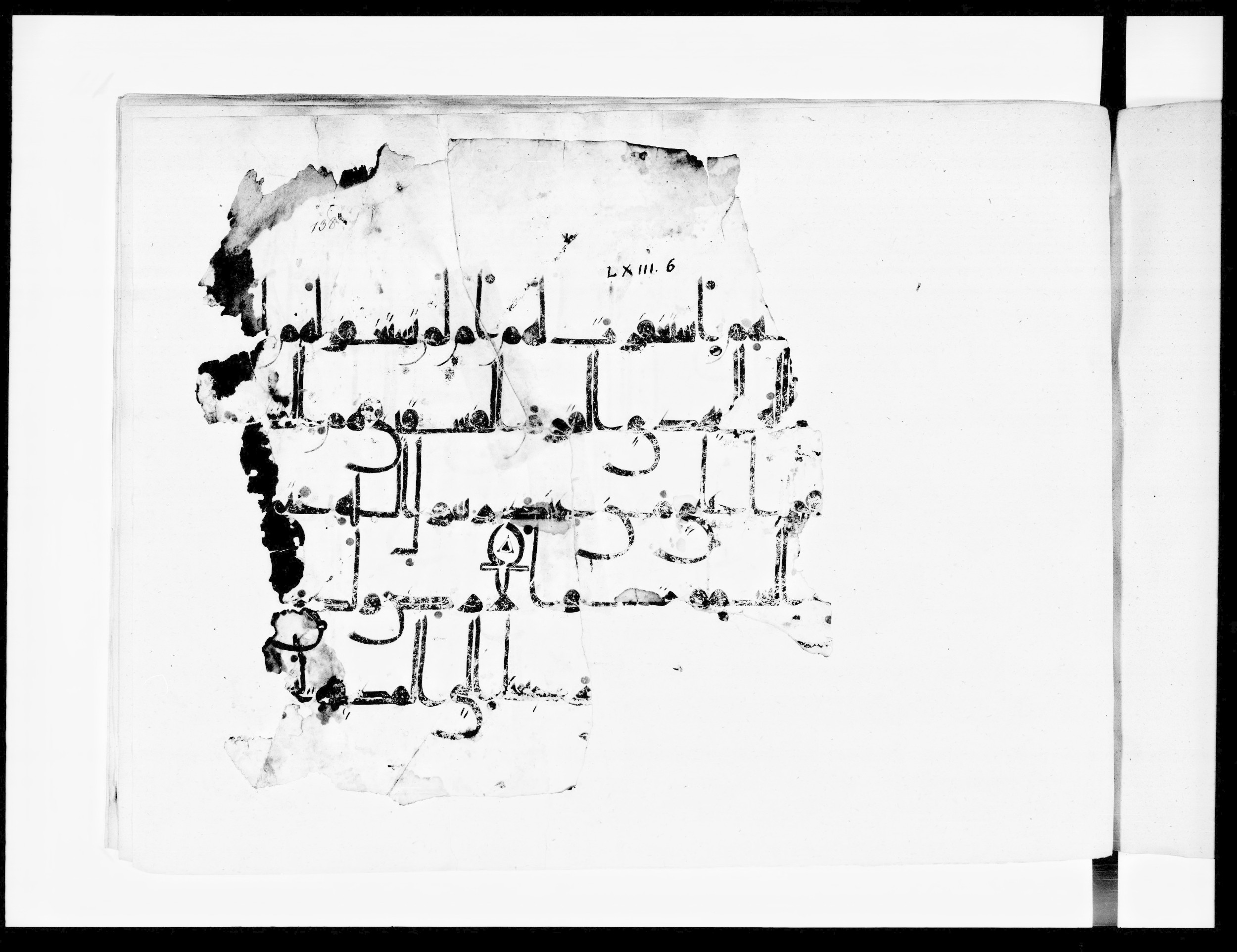 Arabe 334 (j) (Scan 1), in D V c script, showing Surah 63:8 from 9th to 10th Century AD found in Fustat (Old Cairo), Egypt, currently housed at Bibliothèque nationale de France, Paris