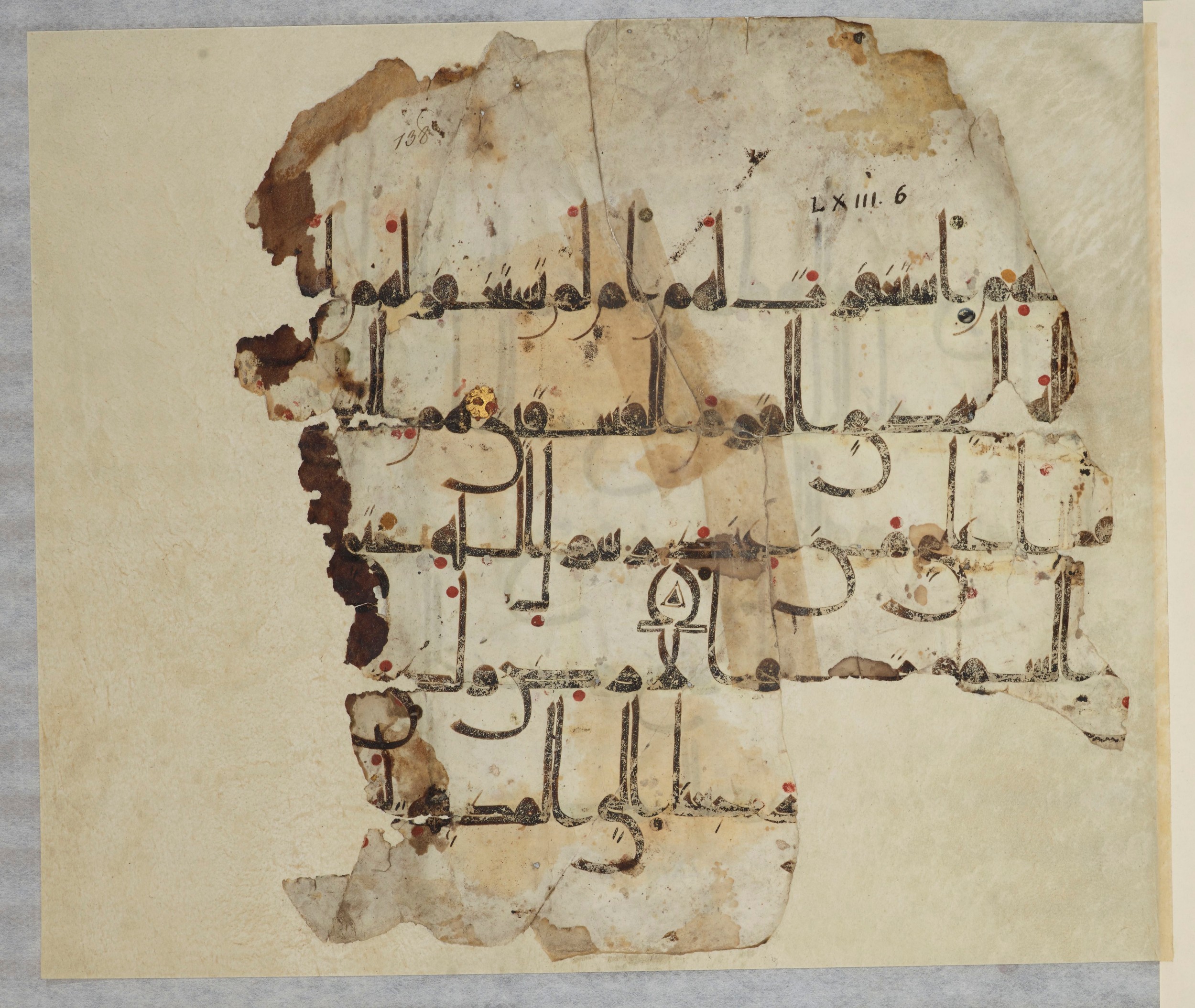 Arabe 334 (j) (Scan 2), in D V c script, showing Surah 63:8 from 9th to 10th Century AD found in Fustat (Old Cairo), Egypt, currently housed at Bibliothèque nationale de France, Paris