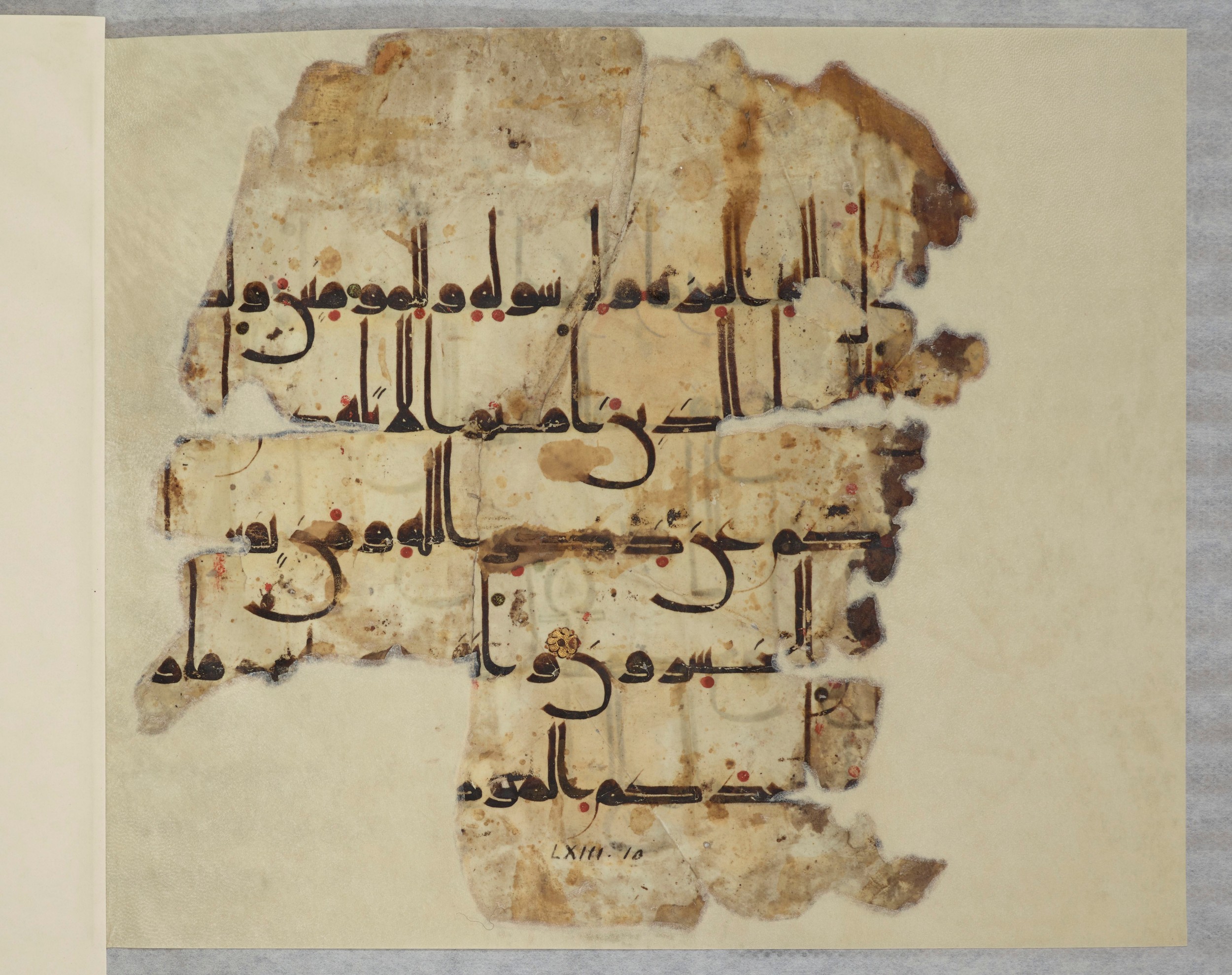 Arabe 334 (j) (Scan 4), in D V c script, showing Surah 63:8 from 9th to 10th Century AD found in Fustat (Old Cairo), Egypt, currently housed at Bibliothèque nationale de France, Paris