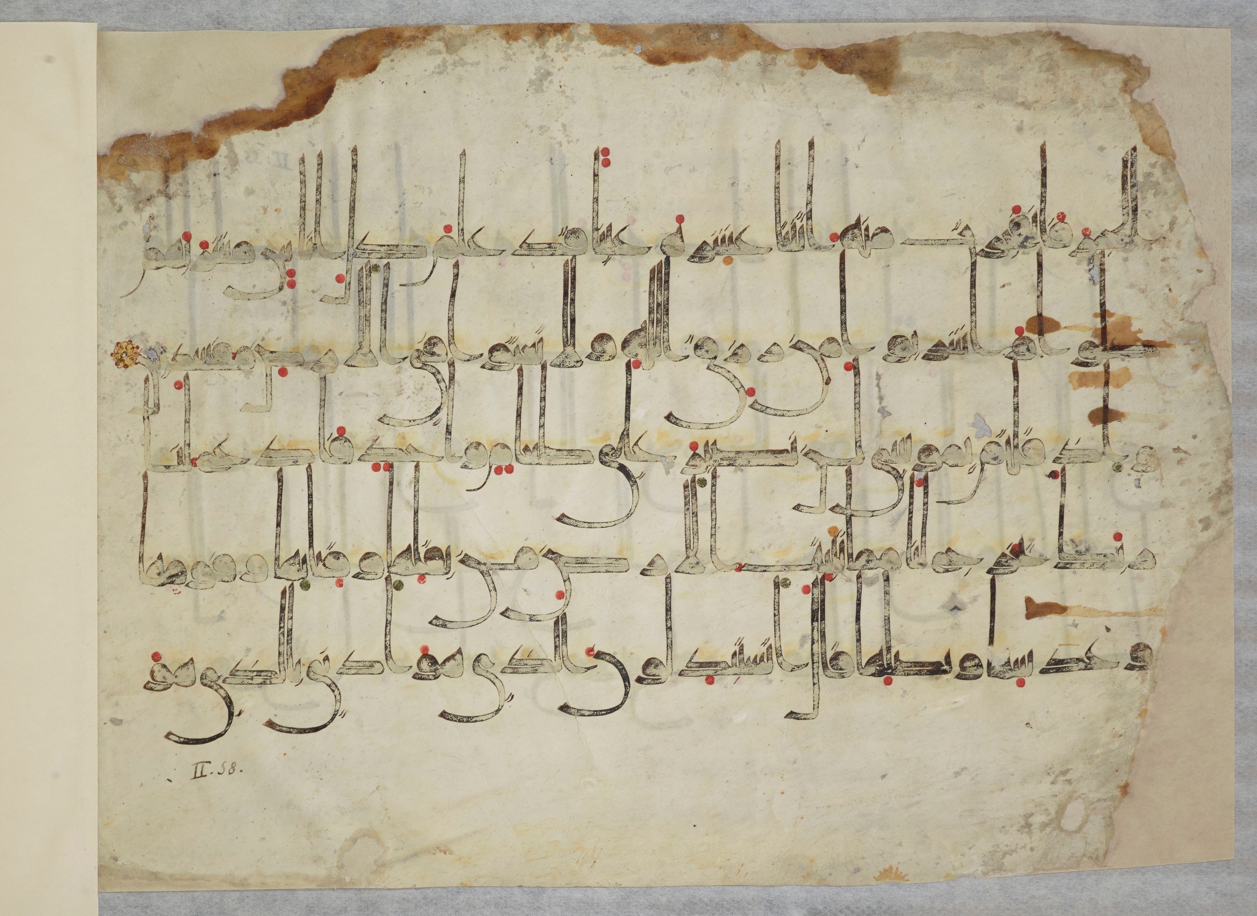 Arabe 334 (j) (Scan 4), in D V c script, showing Surah 2:60 from 9th to 10th Century AD found in Fustat (Old Cairo), Egypt, currently housed at Bibliothèque nationale de France, Paris