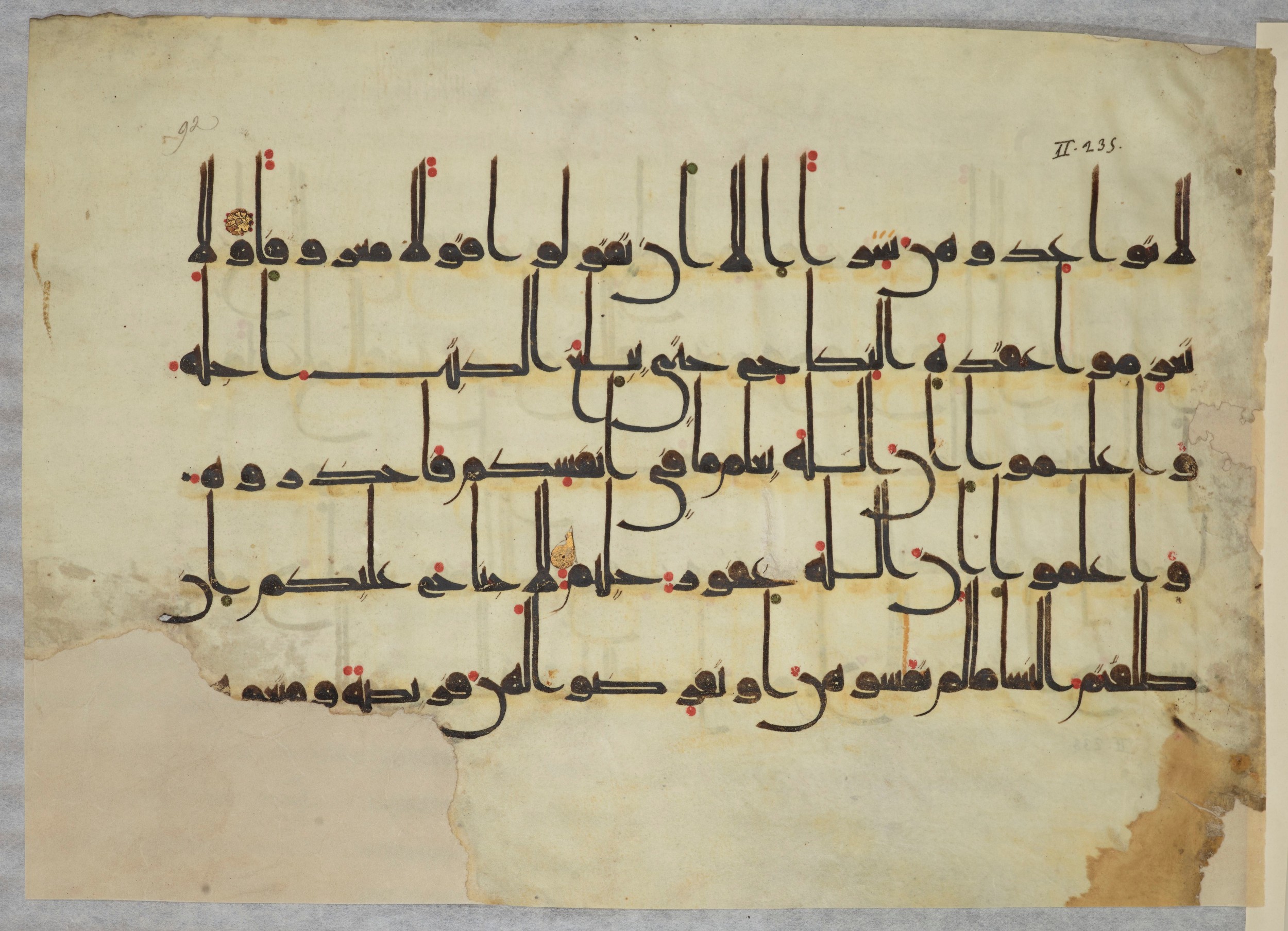 Arabe 334 (j) (Scan 2), in D V c script, showing Surah 2:236 from 9th to 10th Century AD found in Fustat (Old Cairo), Egypt, currently housed at Bibliothèque nationale de France, Paris