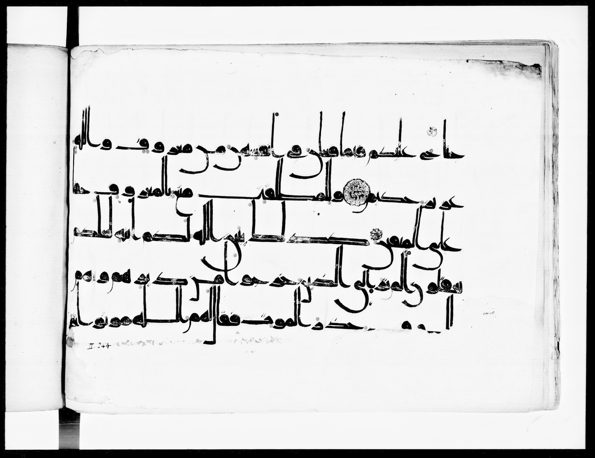 Arabe 334 (j) (Scan 1), in D V c script, showing Surah 2:243 from 9th to 10th Century AD found in Fustat (Old Cairo), Egypt, currently housed at Bibliothèque nationale de France, Paris