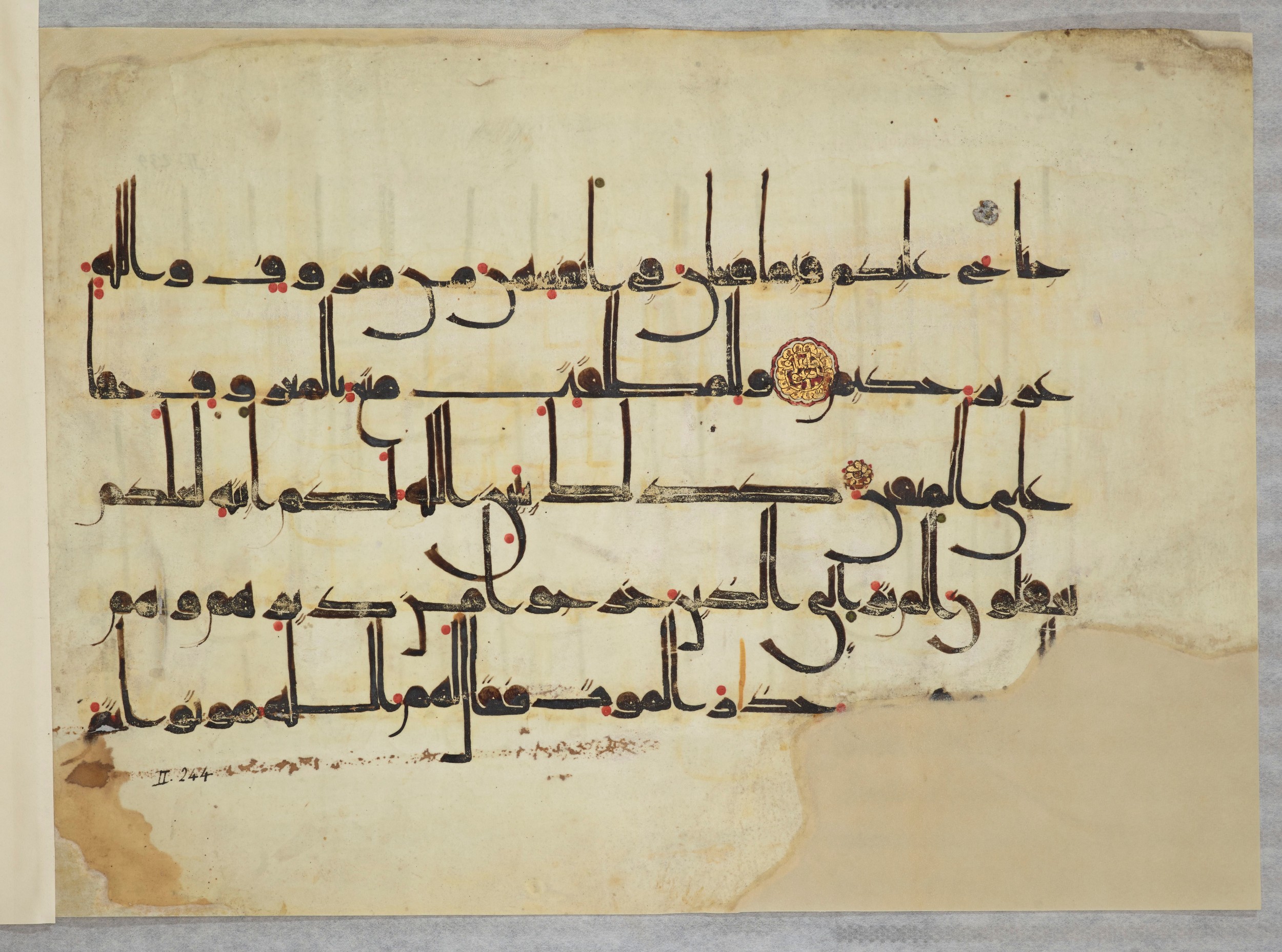 Arabe 334 (j) (Scan 2), in D V c script, showing Surah 2:243 from 9th to 10th Century AD found in Fustat (Old Cairo), Egypt, currently housed at Bibliothèque nationale de France, Paris