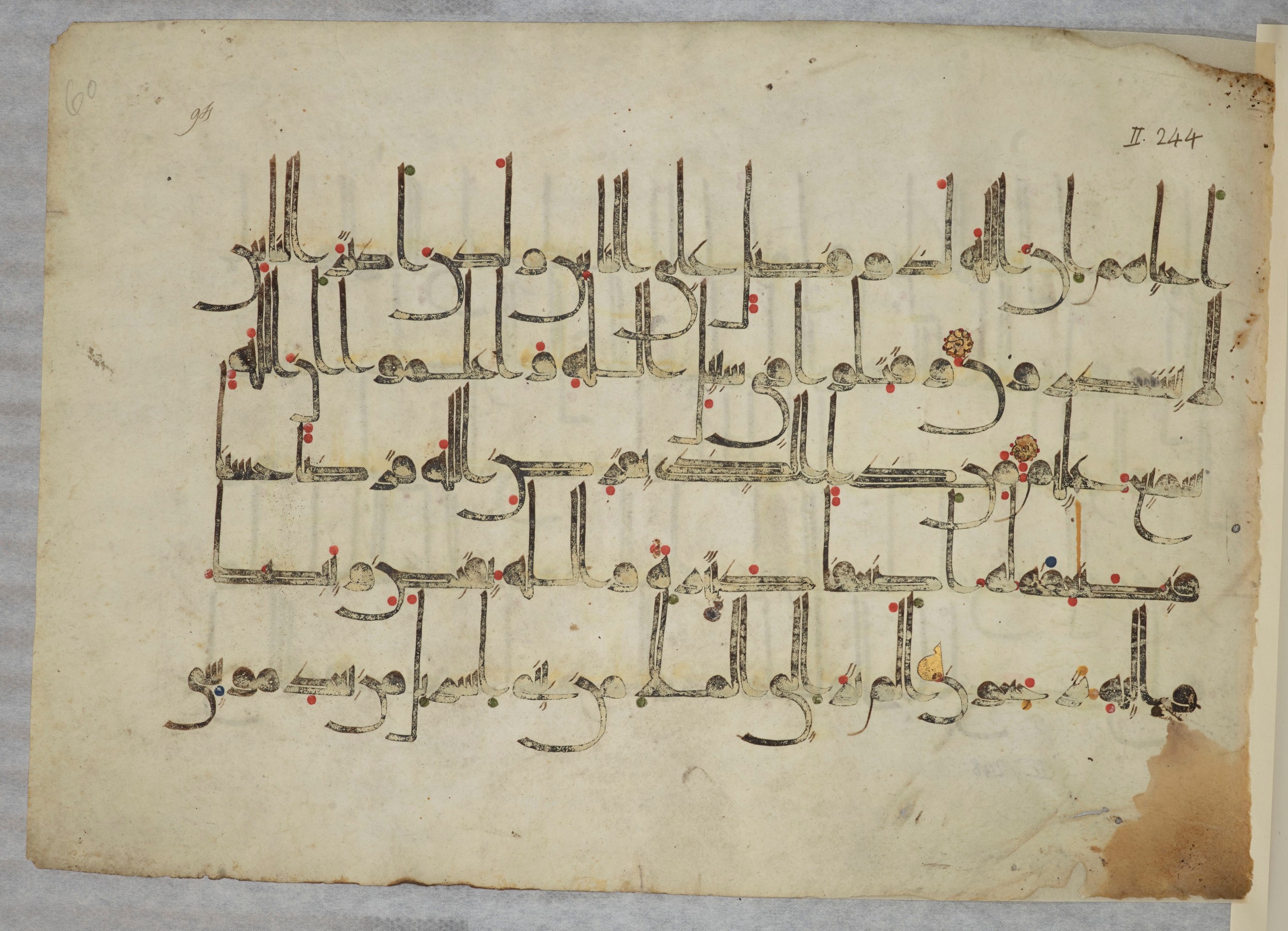 Arabe 334 (j) (Scan 4), in D V c script, showing Surah 2:243 from 9th to 10th Century AD found in Fustat (Old Cairo), Egypt, currently housed at Bibliothèque nationale de France, Paris