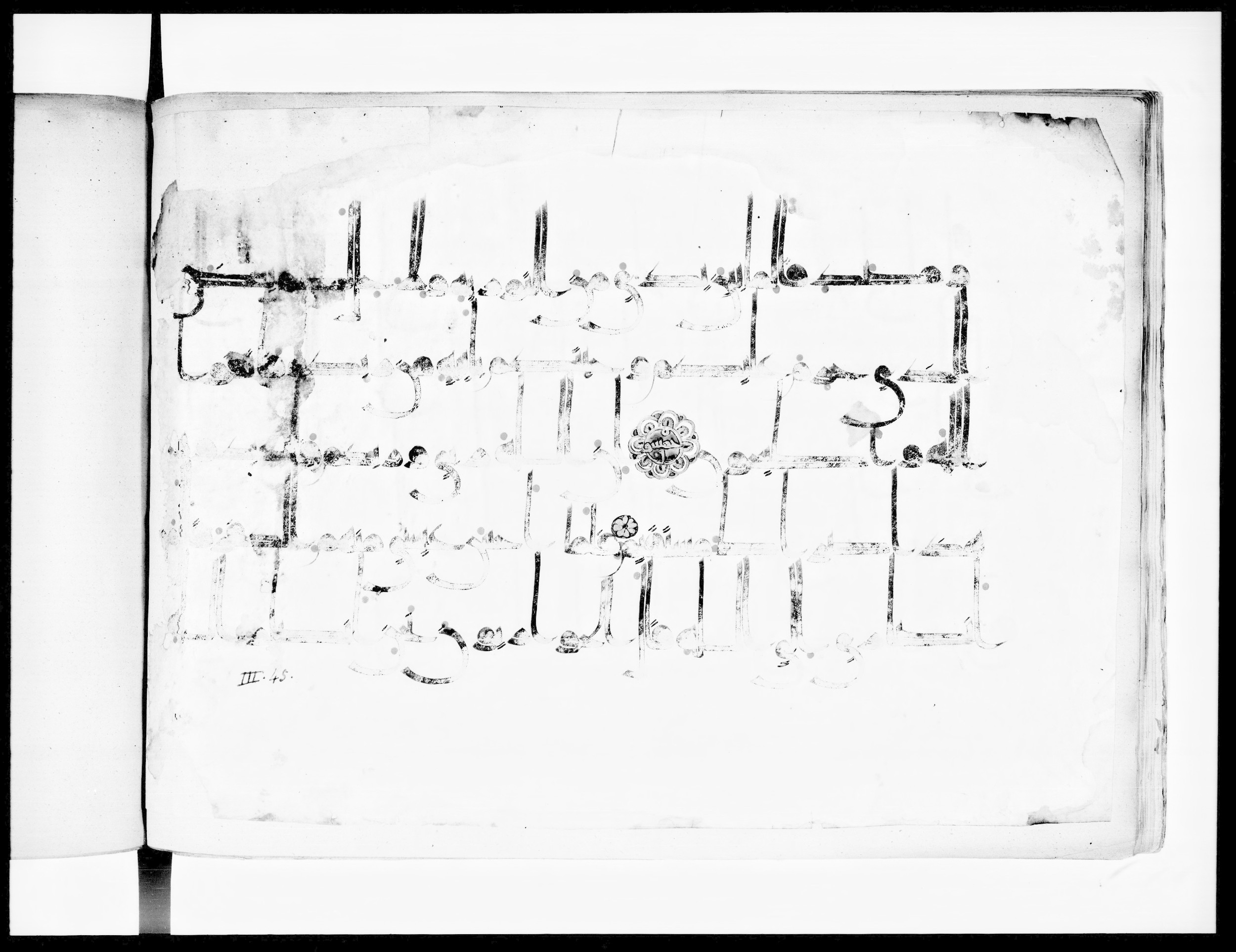 Arabe 334 (j) (Scan 1), in D V c script, showing Surah 3:52 from 9th to 10th Century AD found in Fustat (Old Cairo), Egypt, currently housed at Bibliothèque nationale de France, Paris