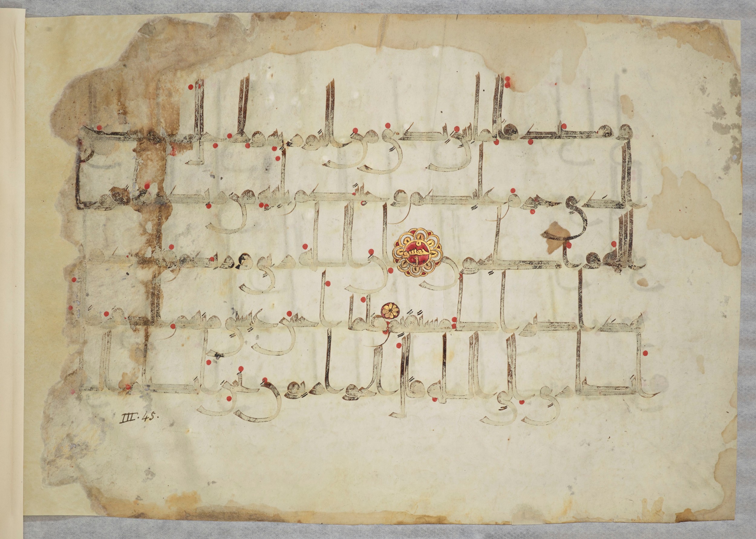Arabe 334 (j) (Scan 2), in D V c script, showing Surah 3:52 from 9th to 10th Century AD found in Fustat (Old Cairo), Egypt, currently housed at Bibliothèque nationale de France, Paris