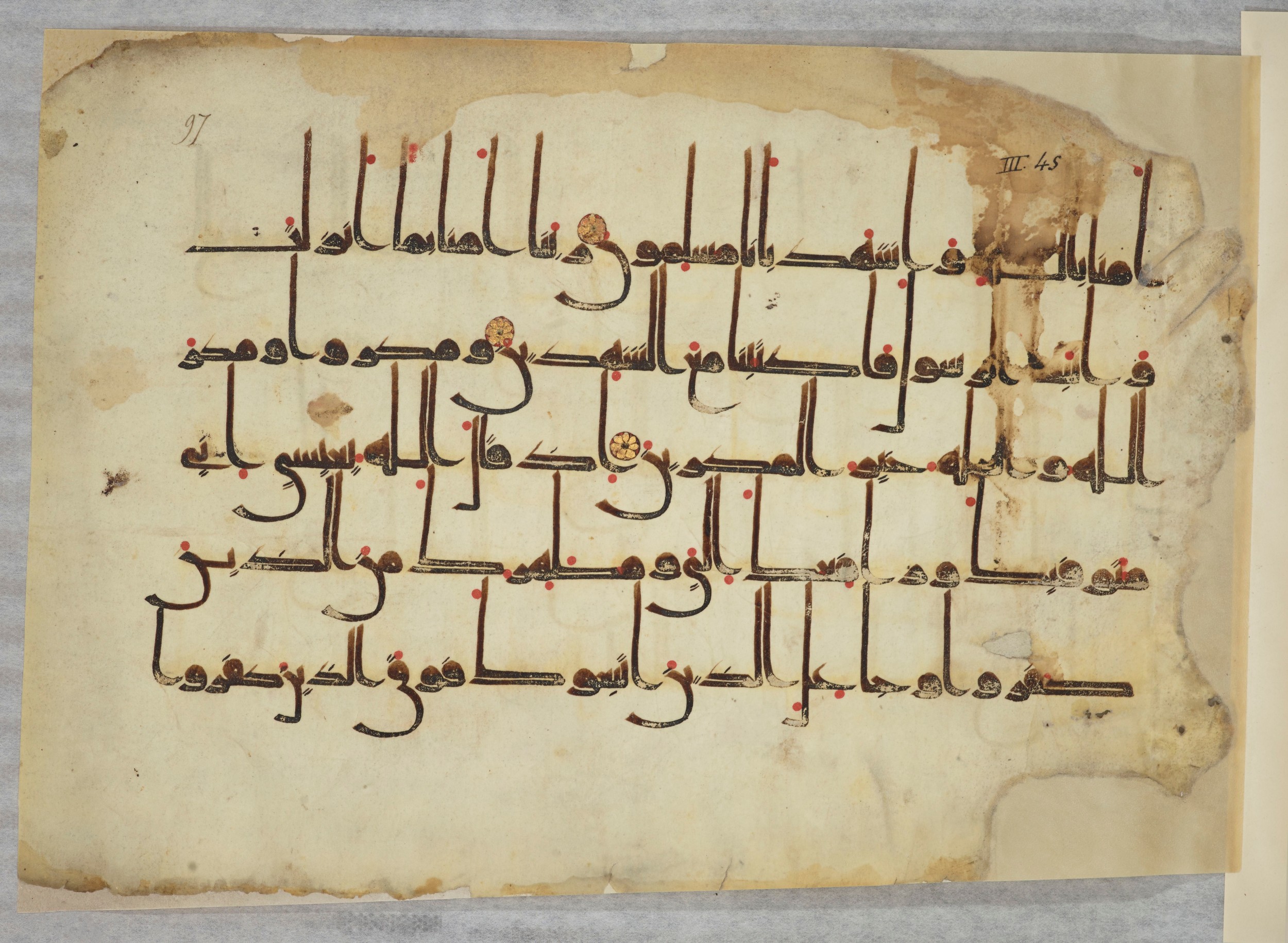 Arabe 334 (j) (Scan 4), in D V c script, showing Surah 3:52 from 9th to 10th Century AD found in Fustat (Old Cairo), Egypt, currently housed at Bibliothèque nationale de France, Paris