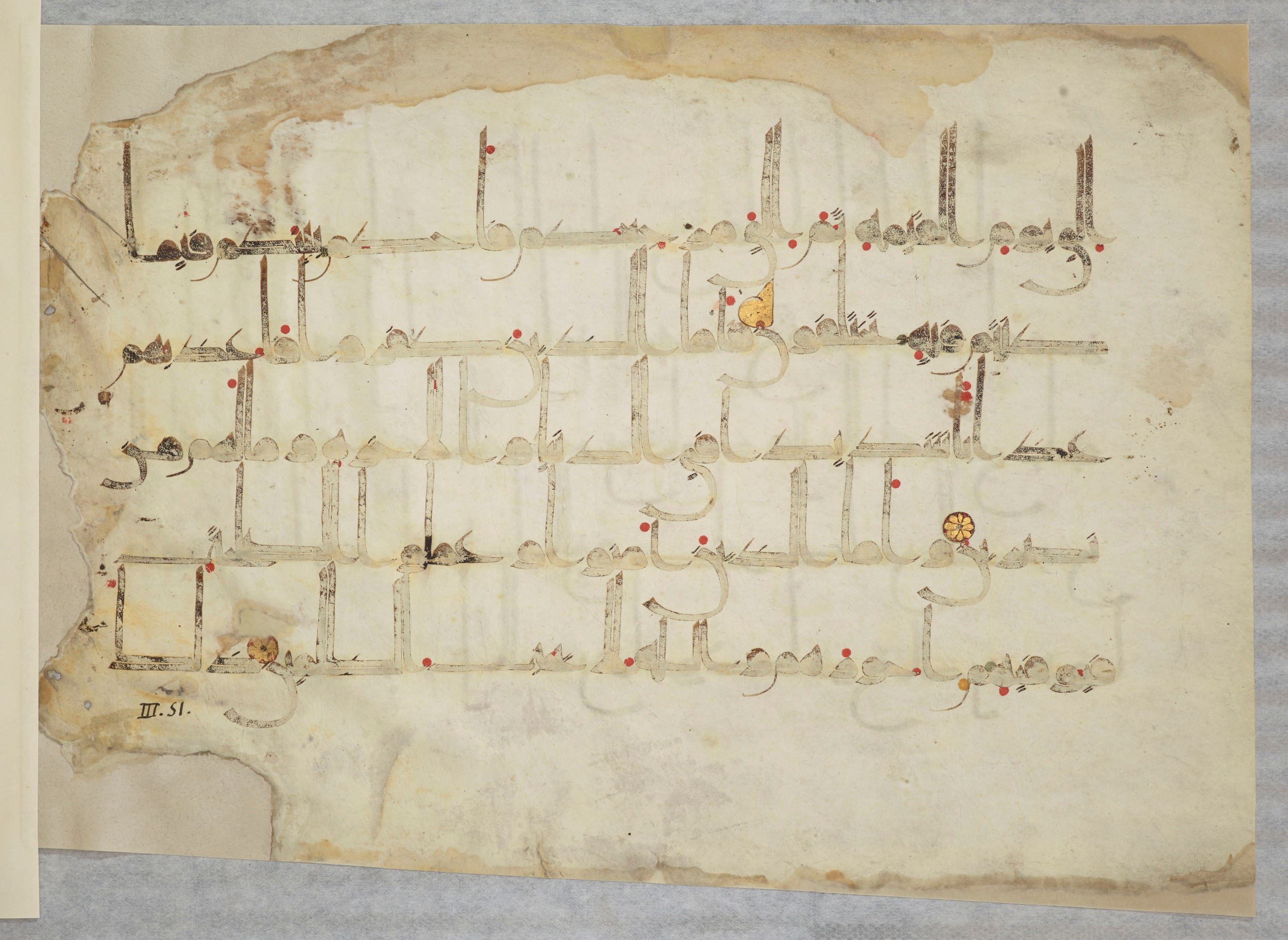 Arabe 334 (j) (Scan 2), in D V c script, showing Surah 3:57 from 9th to 10th Century AD found in Fustat (Old Cairo), Egypt, currently housed at Bibliothèque nationale de France, Paris