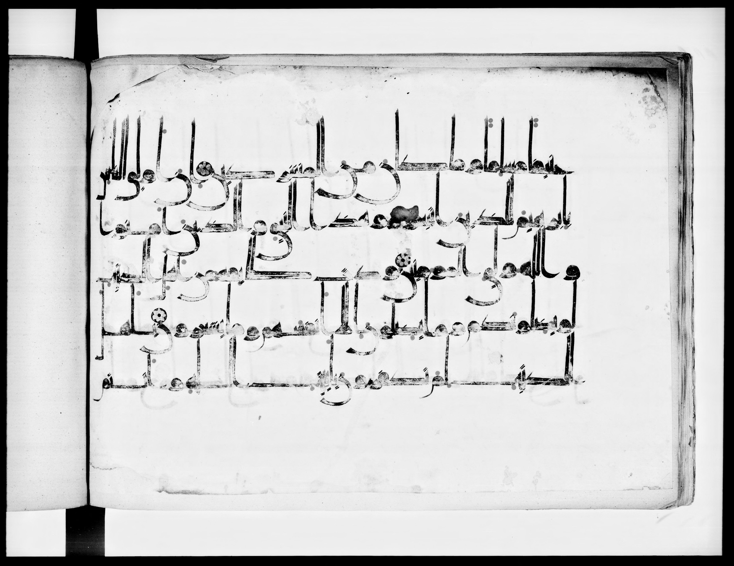 Arabe 334 (j) (Scan 1), in D V c script, showing Surah 3:69 from 9th to 10th Century AD found in Fustat (Old Cairo), Egypt, currently housed at Bibliothèque nationale de France, Paris