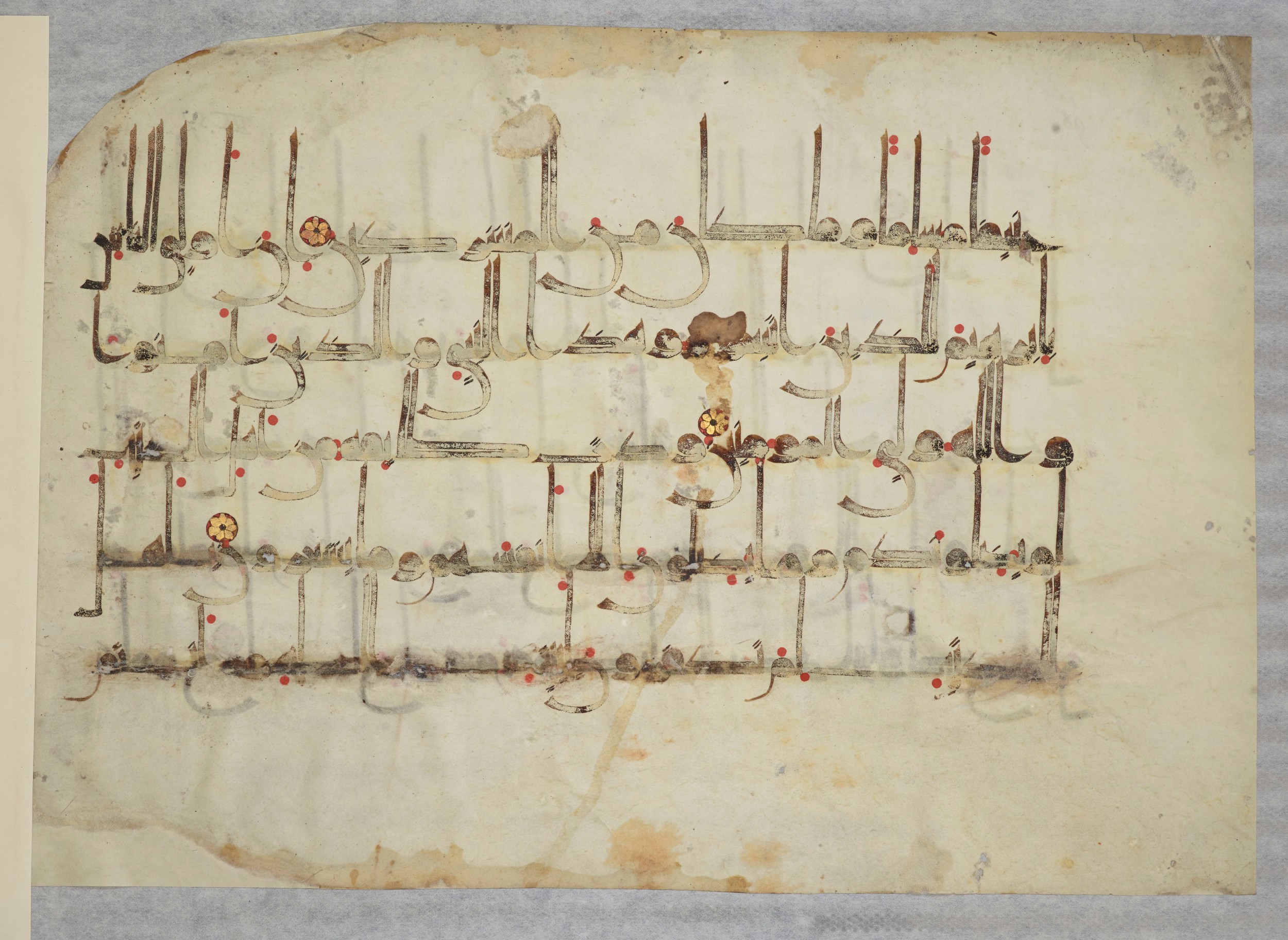 Arabe 334 (j) (Scan 2), in D V c script, showing Surah 3:69 from 9th to 10th Century AD found in Fustat (Old Cairo), Egypt, currently housed at Bibliothèque nationale de France, Paris