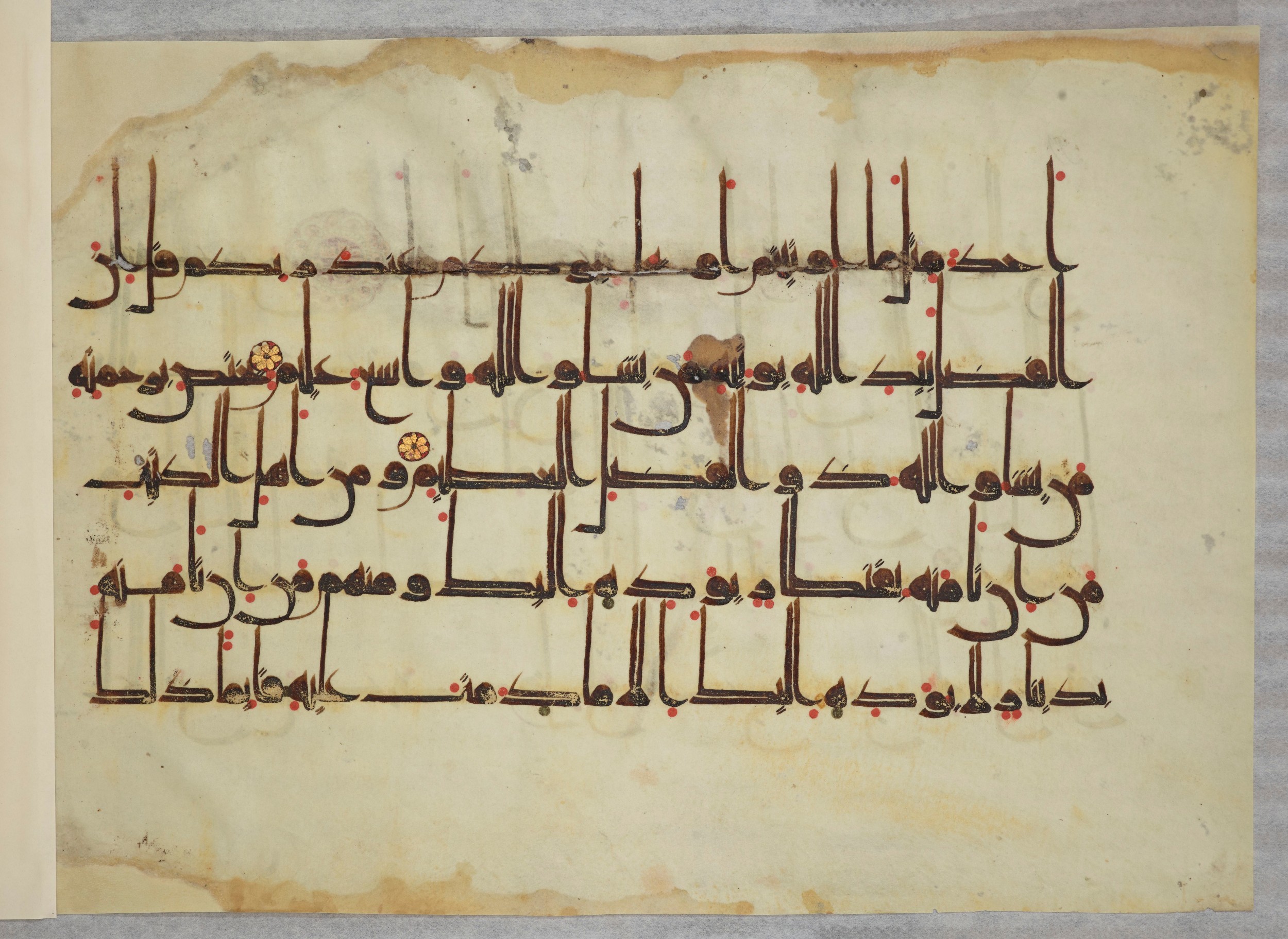 Arabe 334 (j) (Scan 4), in D V c script, showing Surah 3:73 from 9th to 10th Century AD found in Fustat (Old Cairo), Egypt, currently housed at Bibliothèque nationale de France, Paris