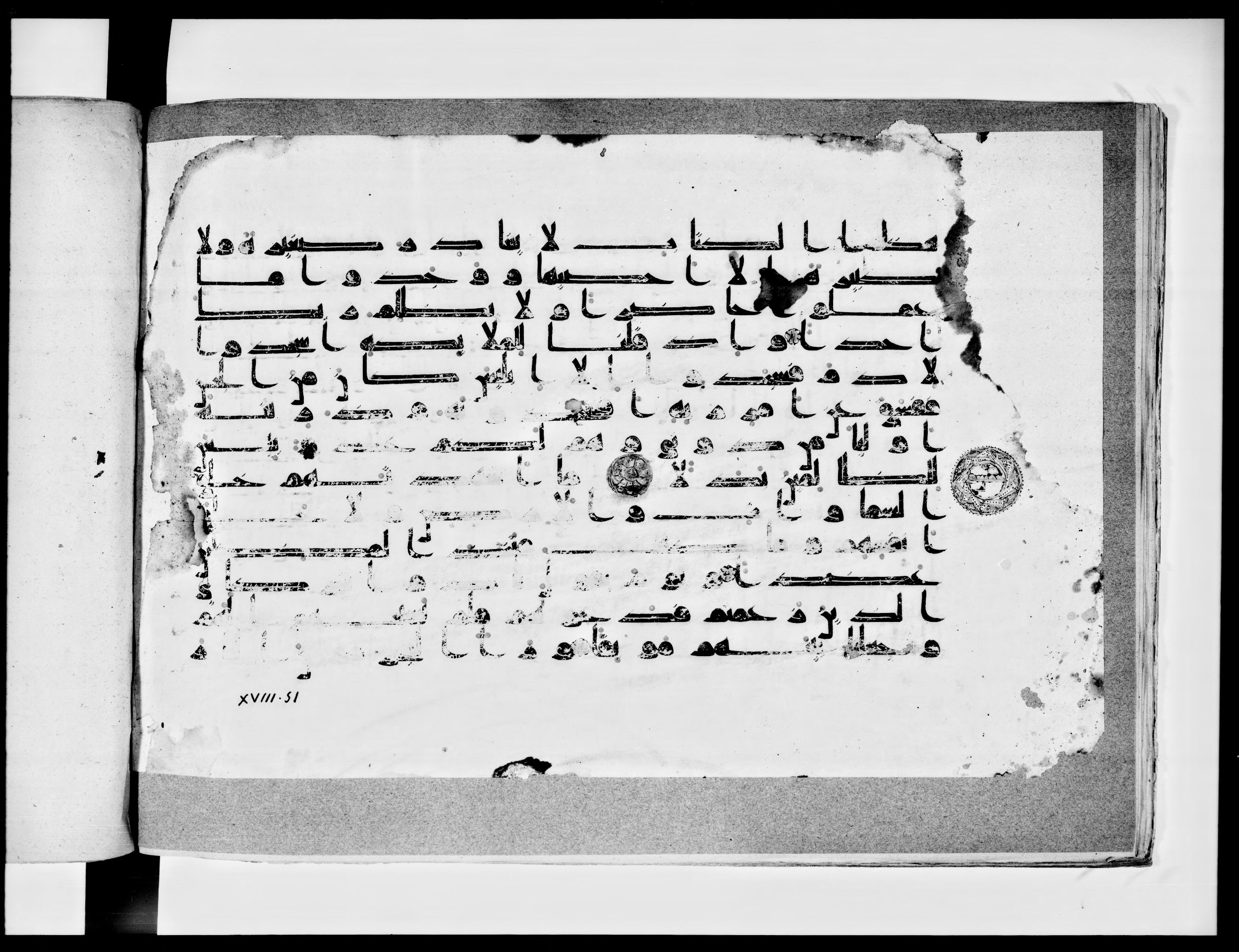Paris, Bibliothèque nationale de France, Arabe 334 (k) (Scan 3), in Kūfī D.I script, showing Surah 18:49 from Mid 8th to Late 9th Century AD found in Fustat (Old Cairo), Egypt, currently housed at Bibliothèque nationale de France, Paris