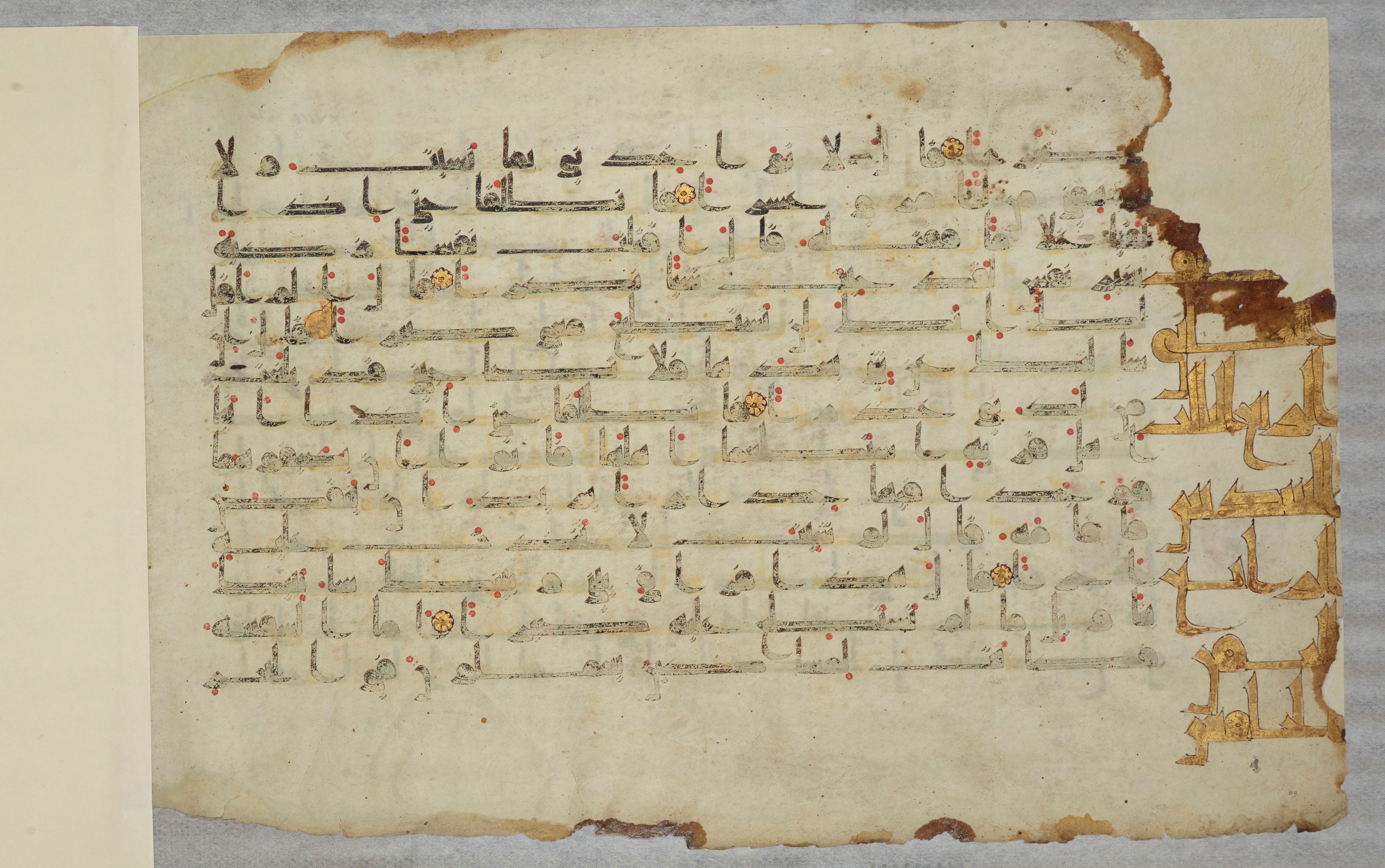 Paris, Bibliothèque nationale de France, Arabe 334 (k) (Scan 2), in Kūfī D.I script, showing Surah 18:76 from Mid 8th to Late 9th Century AD found in Fustat (Old Cairo), Egypt, currently housed at Bibliothèque nationale de France, Paris
