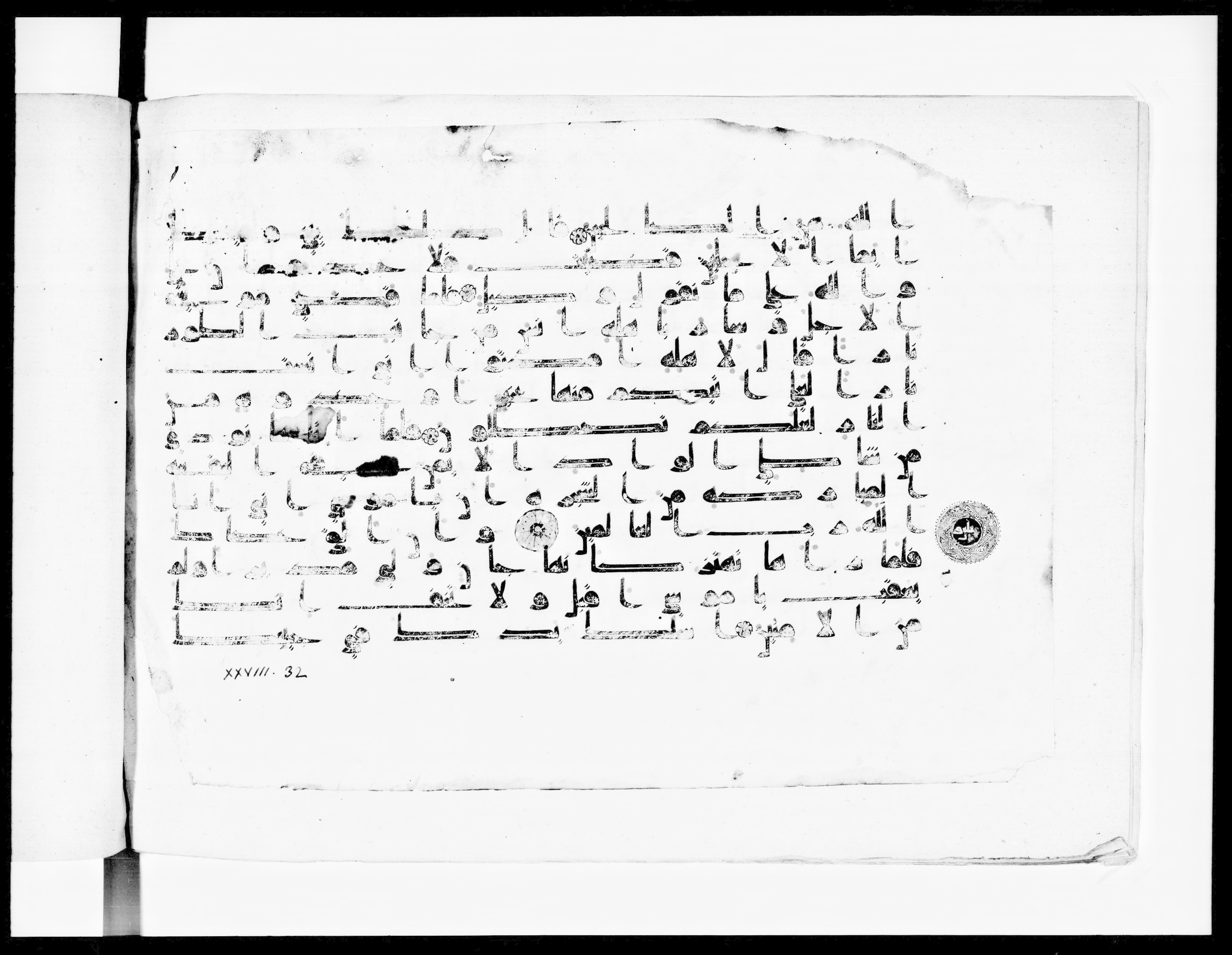 Paris, Bibliothèque nationale de France, Arabe 334 (k) (Scan 1), in Kūfī D.I script, showing Surah 28:32 from Mid 8th to Late 9th Century AD found in Fustat (Old Cairo), Egypt, currently housed at Bibliothèque nationale de France, Paris