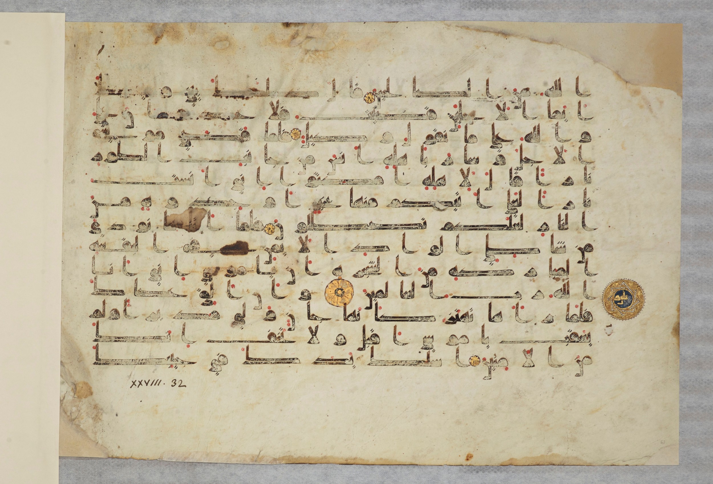 Paris, Bibliothèque nationale de France, Arabe 334 (k) (Scan 2), in Kūfī D.I script, showing Surah 28:32 from Mid 8th to Late 9th Century AD found in Fustat (Old Cairo), Egypt, currently housed at Bibliothèque nationale de France, Paris