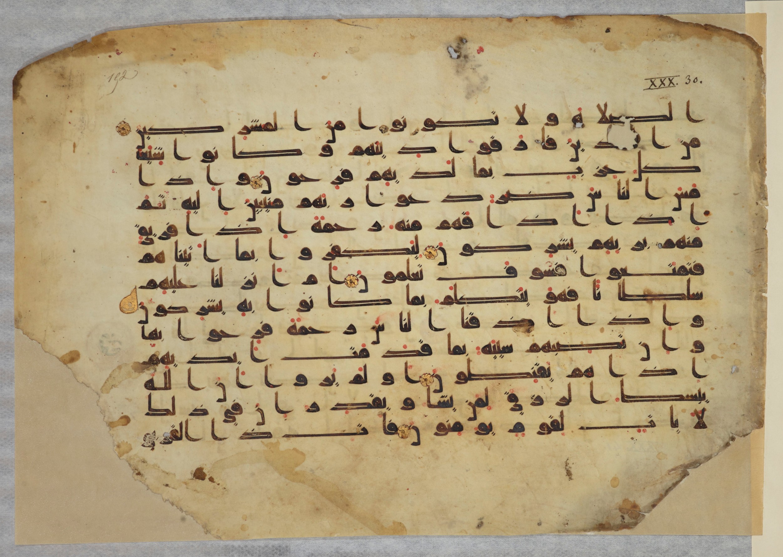 Paris, Bibliothèque nationale de France, Arabe 334 (k) (Scan 2), in Kūfī D.I script, showing Surah 30:32 from Mid 8th to Late 9th Century AD found in Fustat (Old Cairo), Egypt, currently housed at Bibliothèque nationale de France, Paris