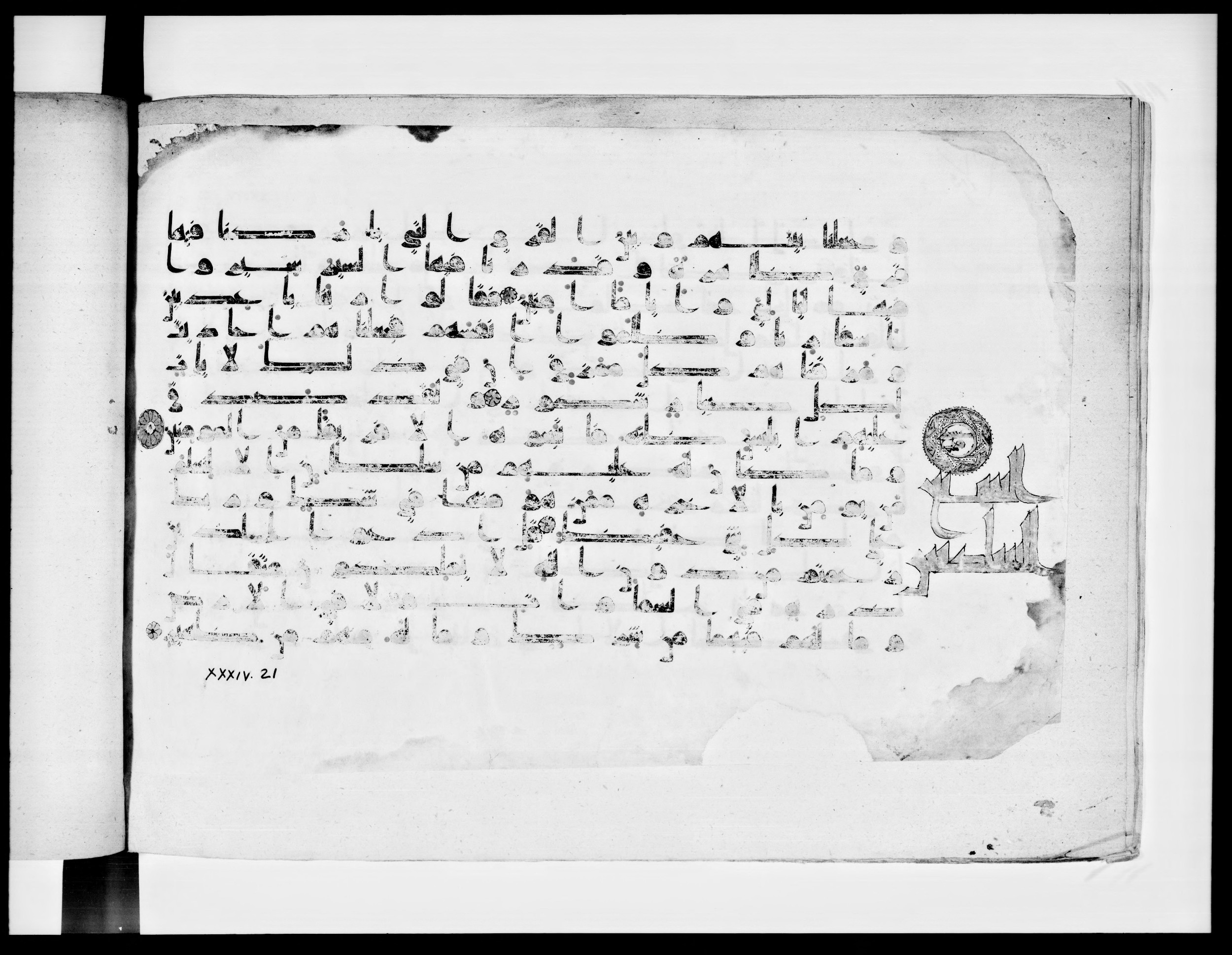 Paris, Bibliothèque nationale de France, Arabe 334 (k) (Scan 1), in Kūfī D.I script, showing Surah 34:22 from Mid 8th to Late 9th Century AD found in Fustat (Old Cairo), Egypt, currently housed at Bibliothèque nationale de France, Paris