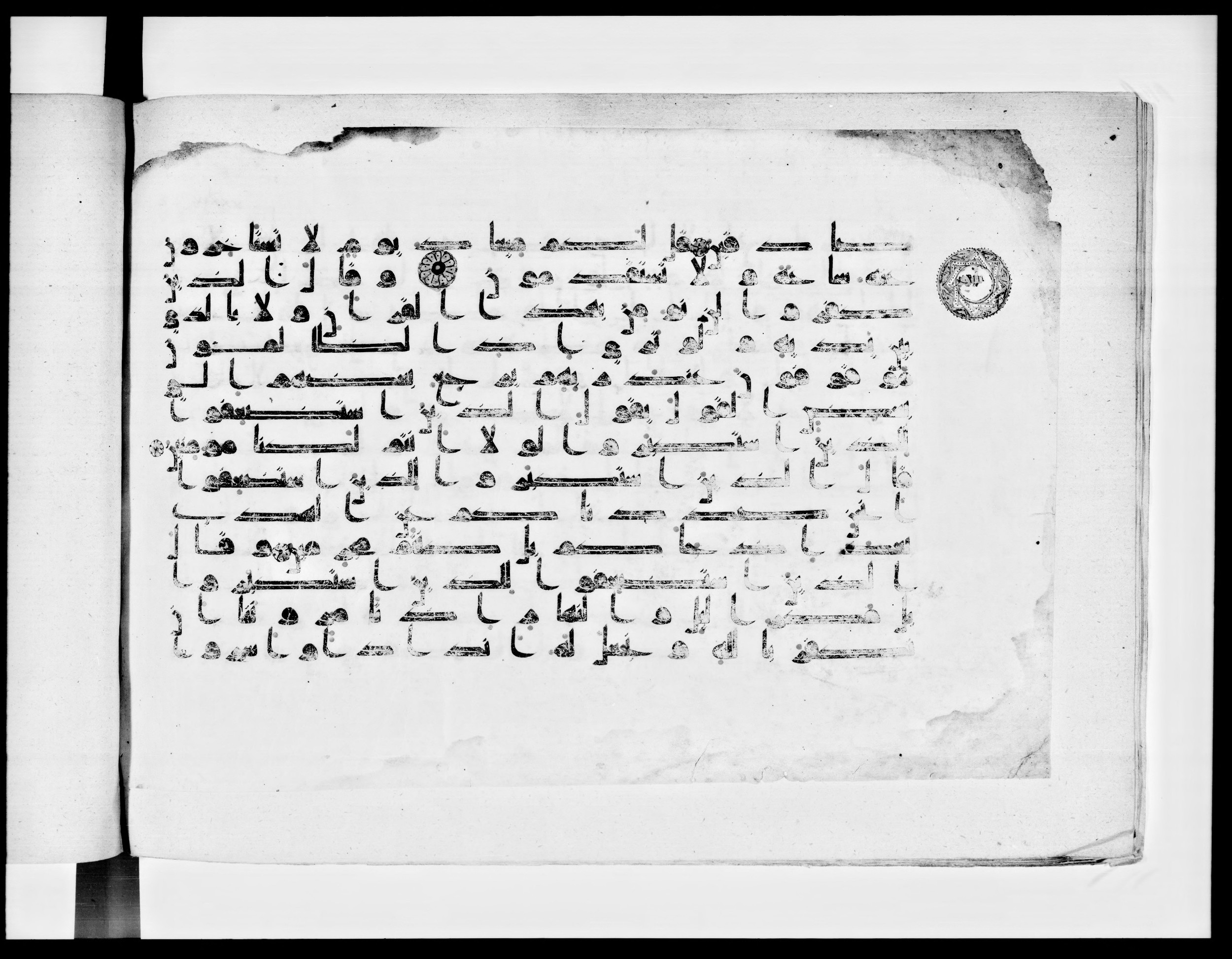 Paris, Bibliothèque nationale de France, Arabe 334 (k) (Scan 1), in Kūfī D.I script, showing Surah 34:33 from Mid 8th to Late 9th Century AD found in Fustat (Old Cairo), Egypt, currently housed at Bibliothèque nationale de France, Paris