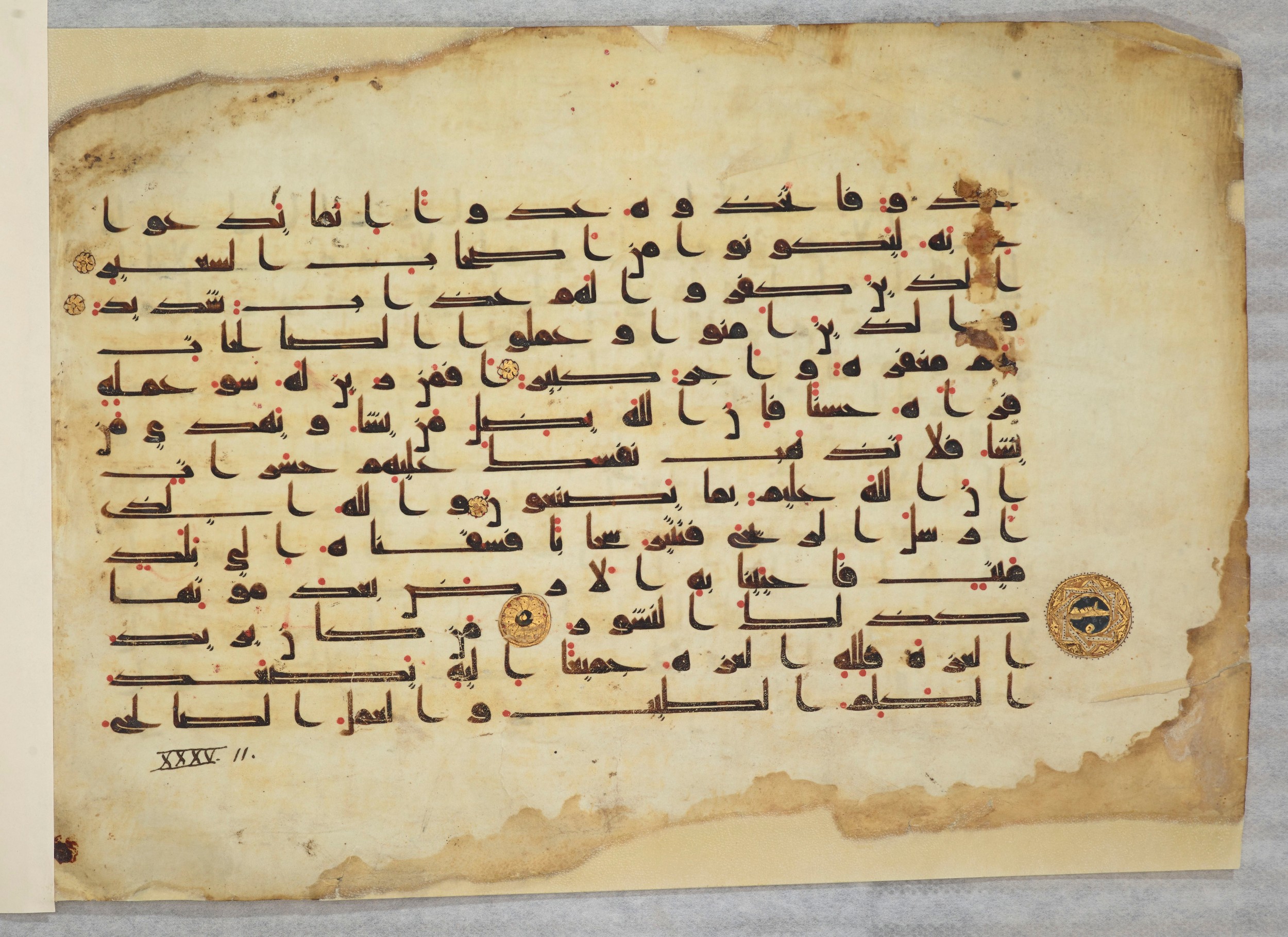 Paris, Bibliothèque nationale de France, Arabe 334 (k) (Scan 2), in Kūfī D.I script, showing Surah 35:7 from Mid 8th to Late 9th Century AD found in Fustat (Old Cairo), Egypt, currently housed at Bibliothèque nationale de France, Paris