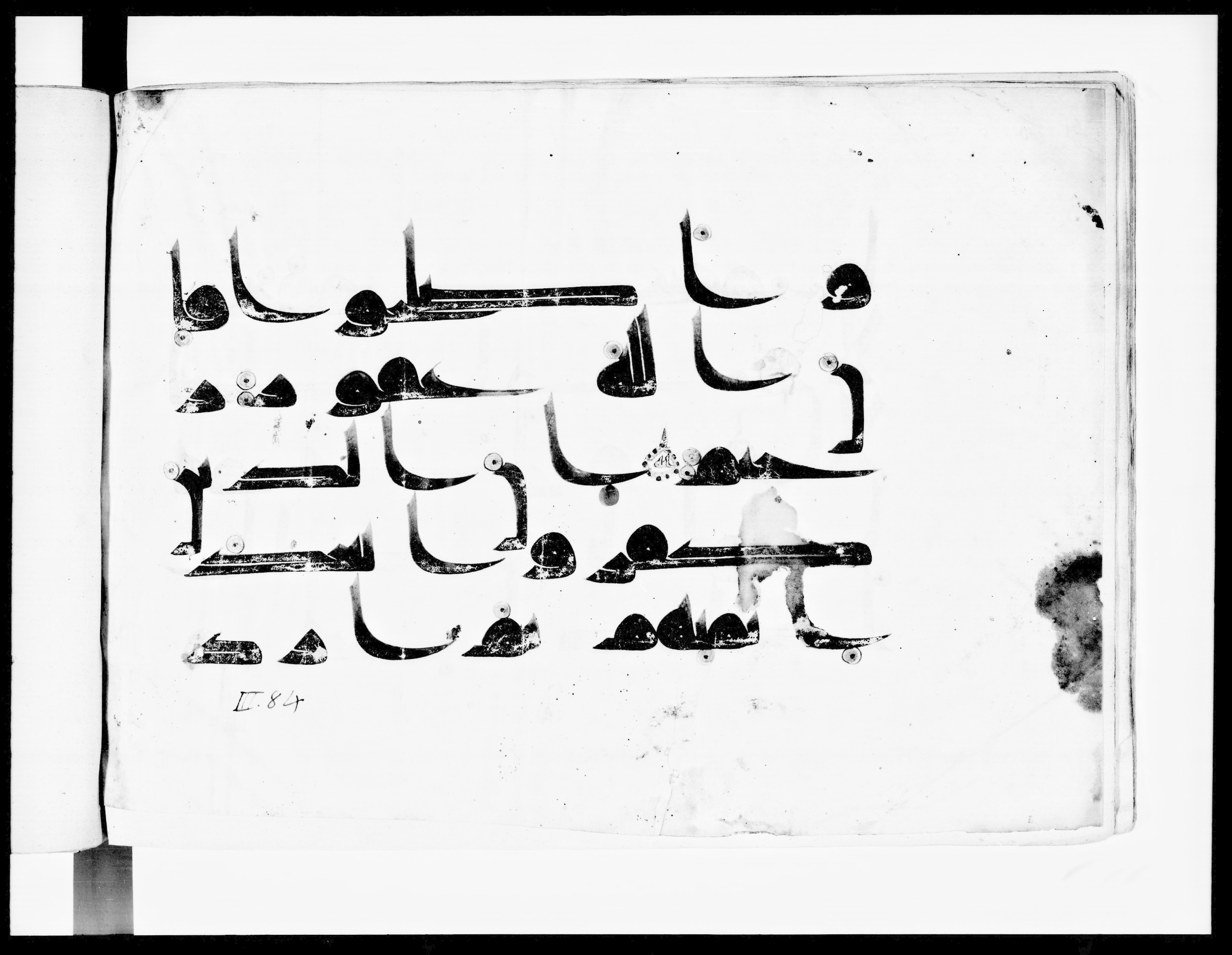 Paris, Bibliothèque nationale de France, Arabe 334 (l) (Scan 3), in Kūfī D.III script, showing Surah 3:89 from Mid 8th to Late 9th Century AD found in Fustat (Old Cairo), Egypt, currently housed at Bibliothèque nationale de France, Paris