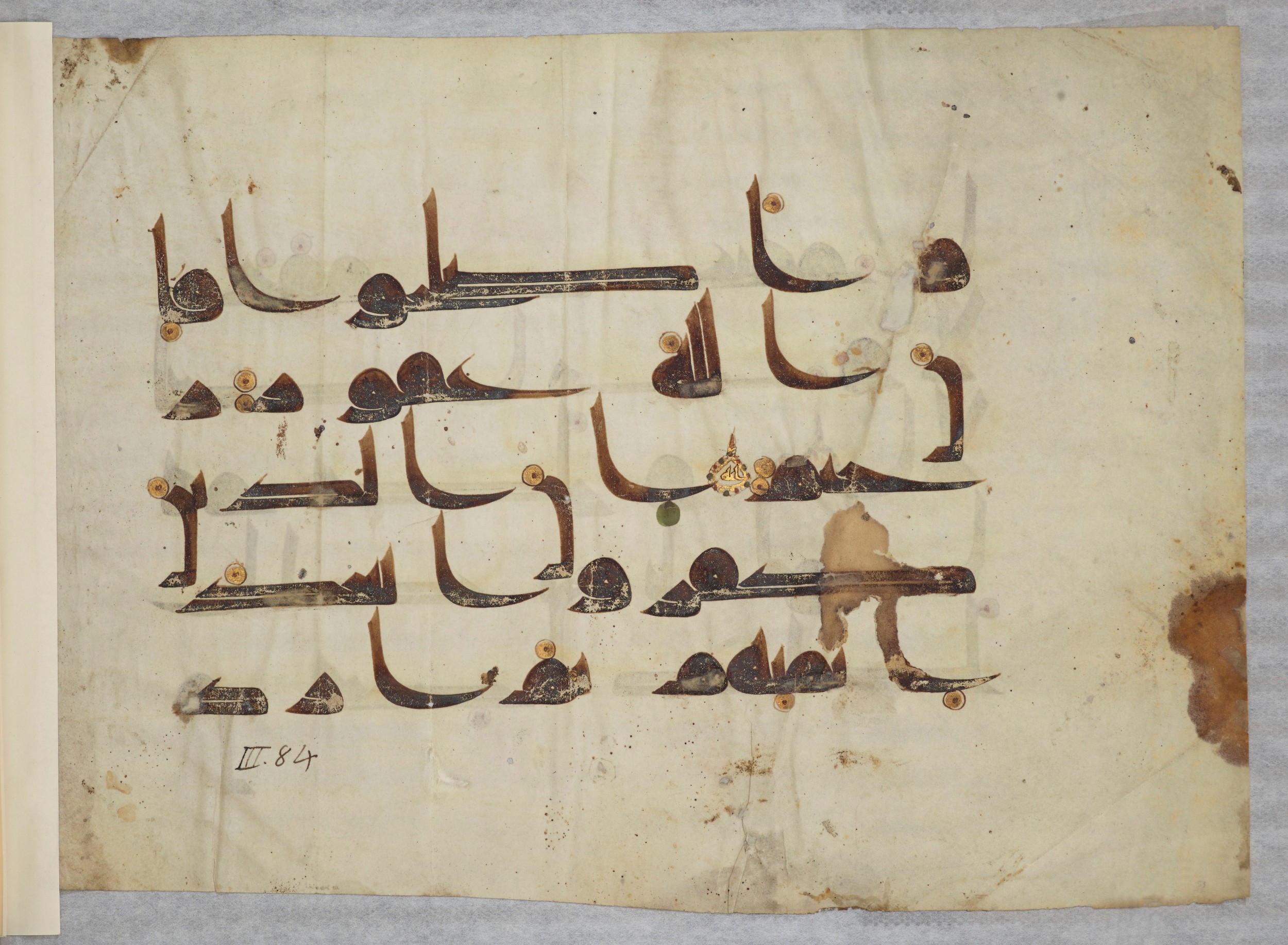 Paris, Bibliothèque nationale de France, Arabe 334 (l) (Scan 4), in Kūfī D.III script, showing Surah 3:89 from Mid 8th to Late 9th Century AD found in Fustat (Old Cairo), Egypt, currently housed at Bibliothèque nationale de France, Paris