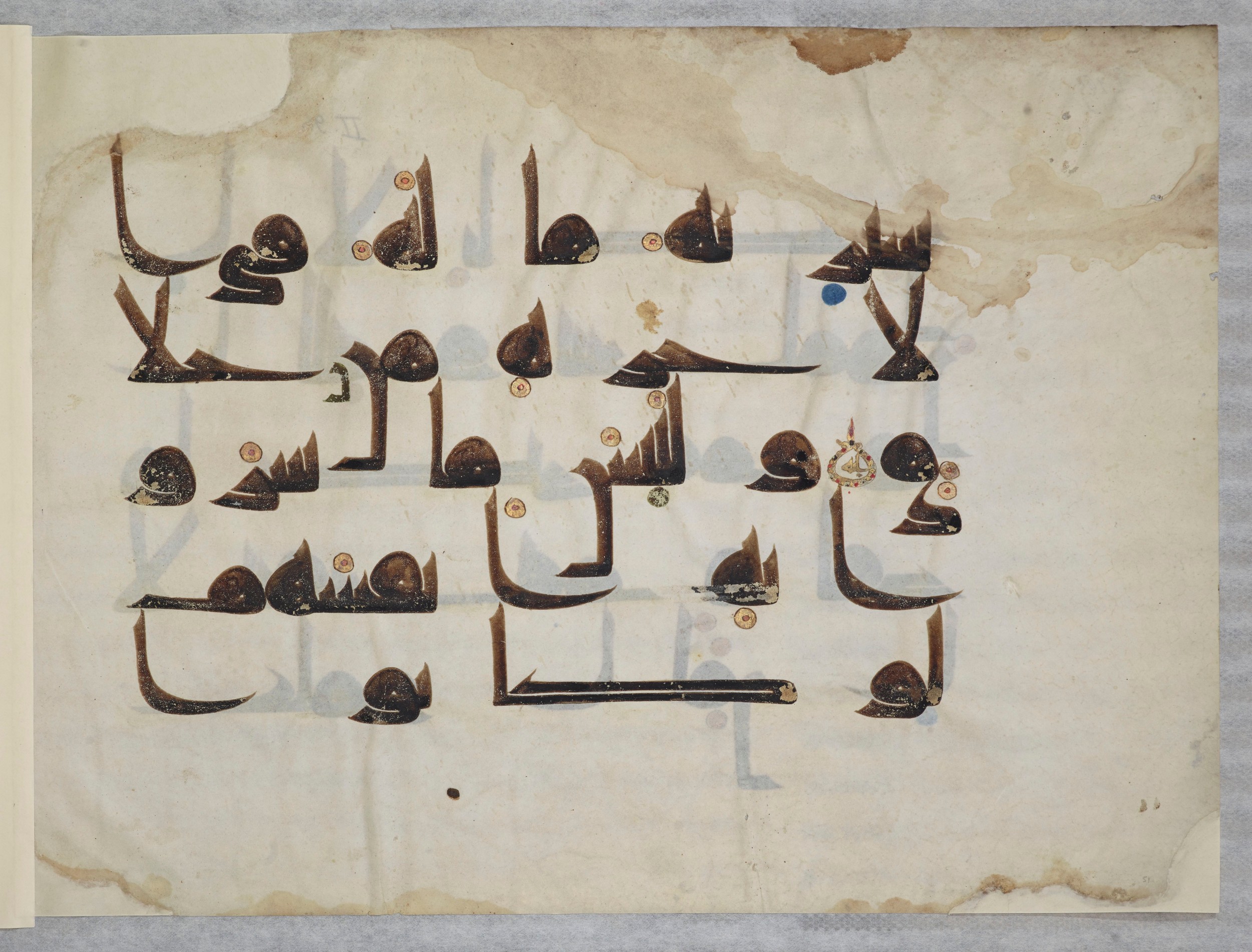 Paris, Bibliothèque nationale de France, Arabe 334 (l) (Scan 8), in Kūfī D.III script, showing Surah 2:102 from Mid 8th to Late 9th Century AD found in Fustat (Old Cairo), Egypt, currently housed at Bibliothèque nationale de France, Paris
