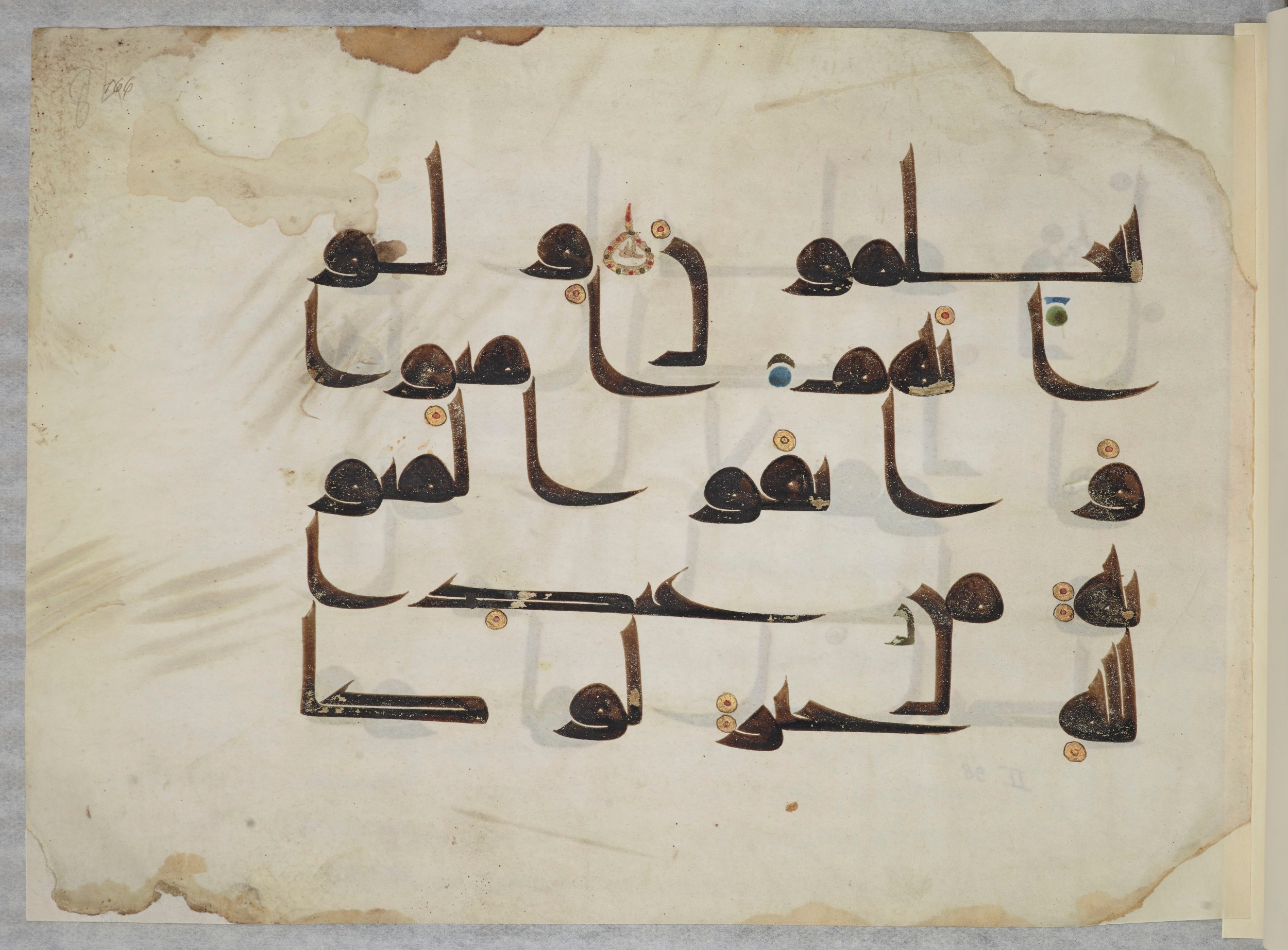 Paris, Bibliothèque nationale de France, Arabe 334 (l) (Scan 10), in Kūfī D.III script, showing Surah 2:102 from Mid 8th to Late 9th Century AD found in Fustat (Old Cairo), Egypt, currently housed at Bibliothèque nationale de France, Paris