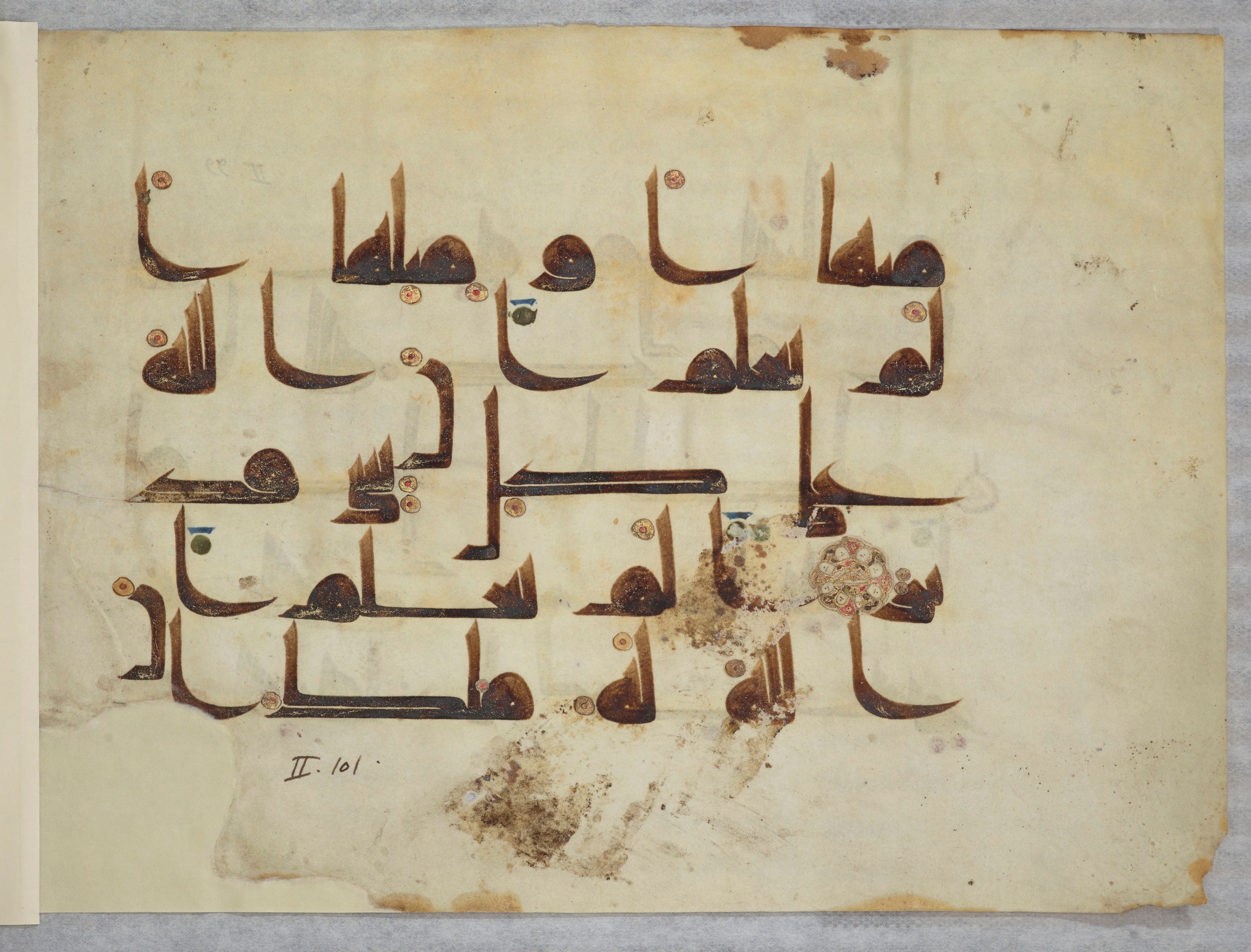 Paris, Bibliothèque nationale de France, Arabe 334 (l) (Scan 4), in Kūfī D.III script, showing Surah 2:106 from Mid 8th to Late 9th Century AD found in Fustat (Old Cairo), Egypt, currently housed at Bibliothèque nationale de France, Paris