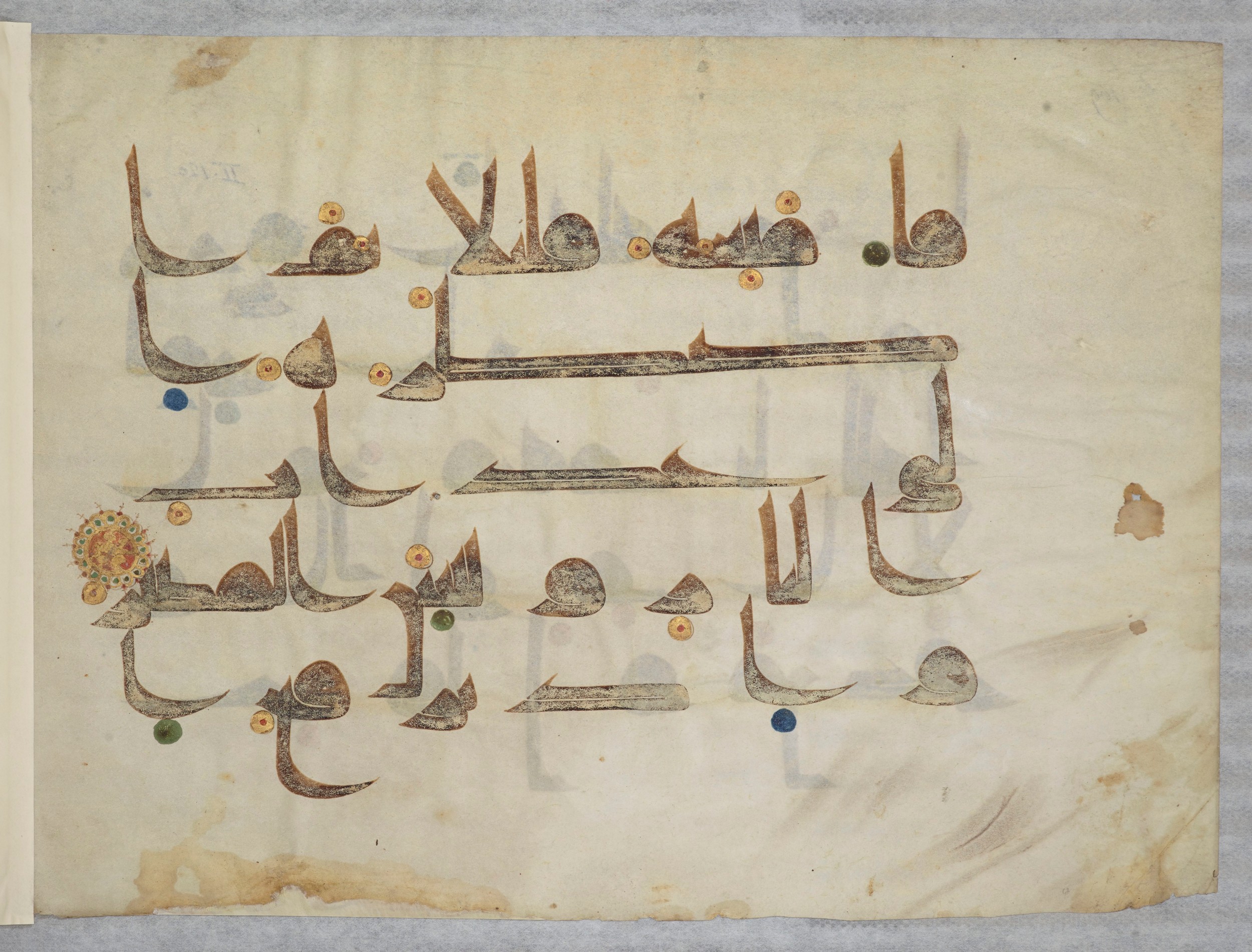Paris, Bibliothèque nationale de France, Arabe 334 (l) (Scan 2), in Kūfī D.III script, showing Surah 2:127 from Mid 8th to Late 9th Century AD found in Fustat (Old Cairo), Egypt, currently housed at Bibliothèque nationale de France, Paris