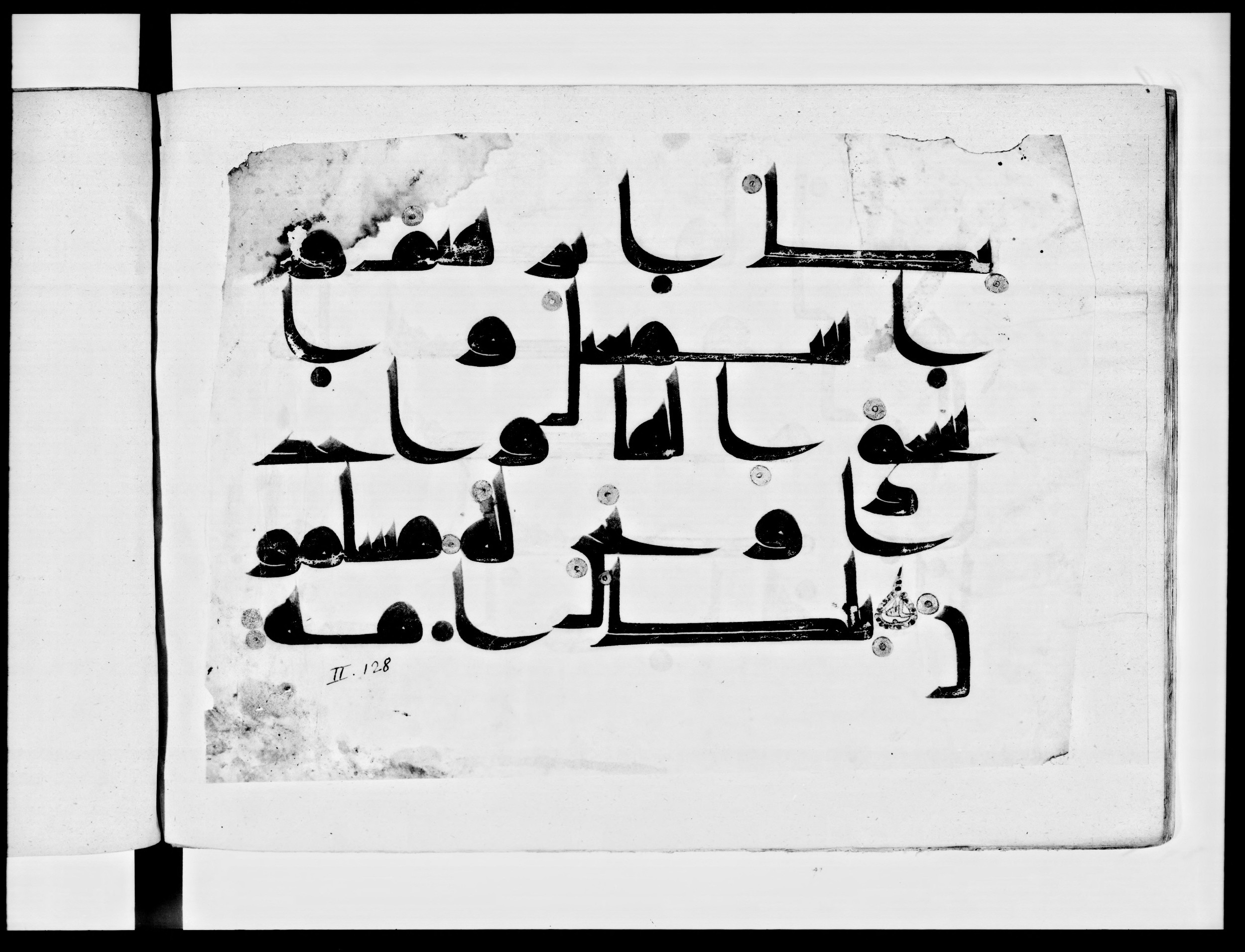 Paris, Bibliothèque nationale de France, Arabe 334 (l) (Scan 3), in Kūfī D.III script, showing Surah 2:133 from Mid 8th to Late 9th Century AD found in Fustat (Old Cairo), Egypt, currently housed at Bibliothèque nationale de France, Paris