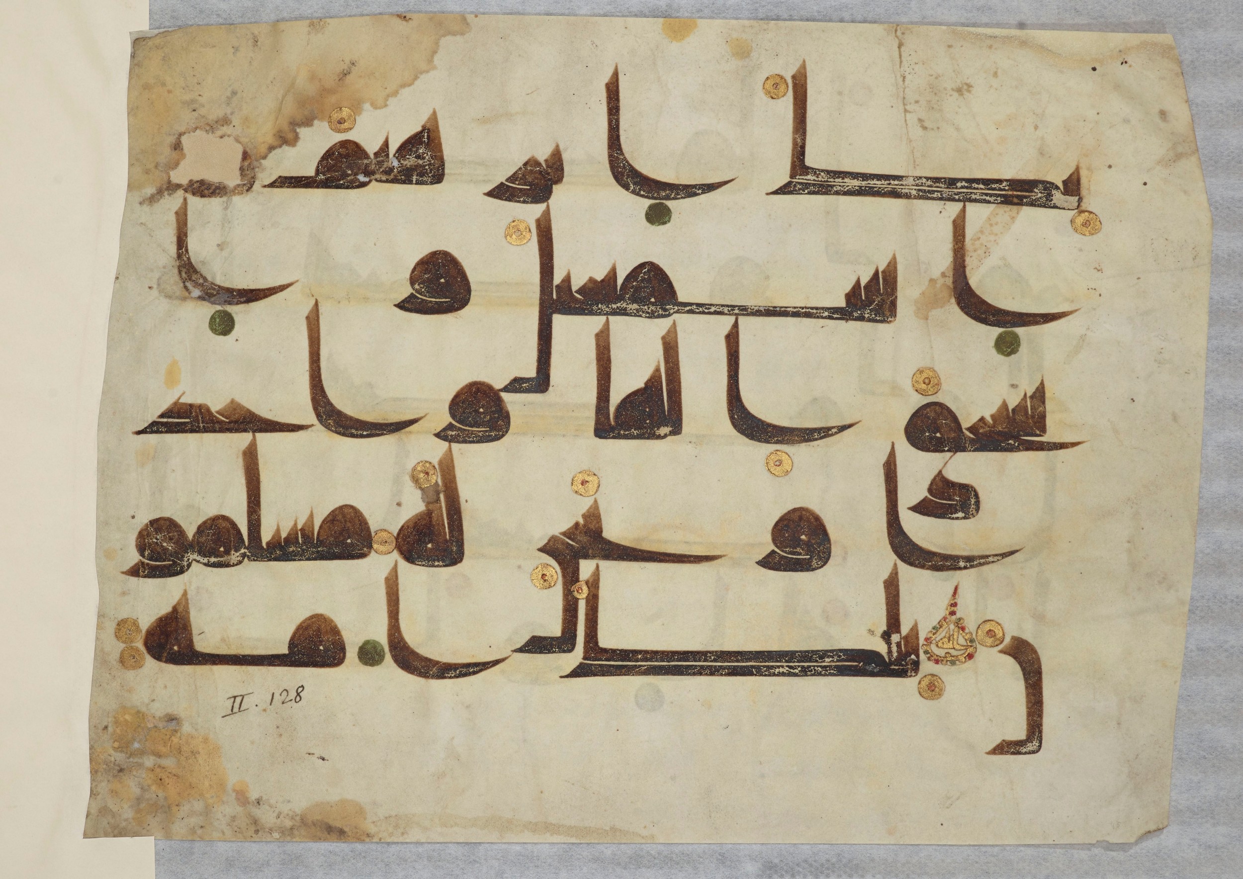 Paris, Bibliothèque nationale de France, Arabe 334 (l) (Scan 4), in Kūfī D.III script, showing Surah 2:133 from Mid 8th to Late 9th Century AD found in Fustat (Old Cairo), Egypt, currently housed at Bibliothèque nationale de France, Paris