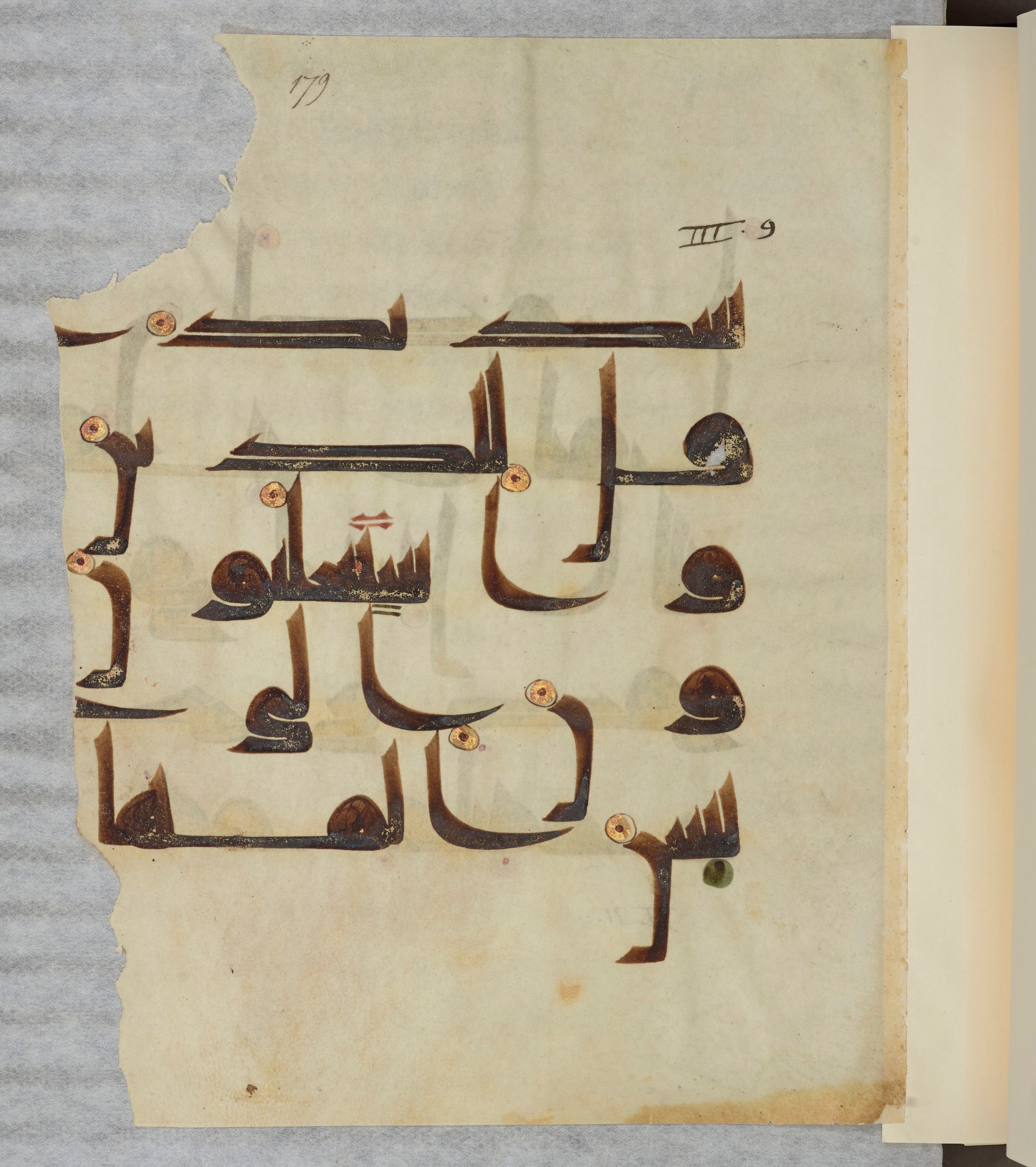 Paris, Bibliothèque nationale de France, Arabe 334 (l) (Scan 2), in Kūfī D.III script, showing Surah 3:12 from Mid 8th to Late 9th Century AD found in Fustat (Old Cairo), Egypt, currently housed at Bibliothèque nationale de France, Paris