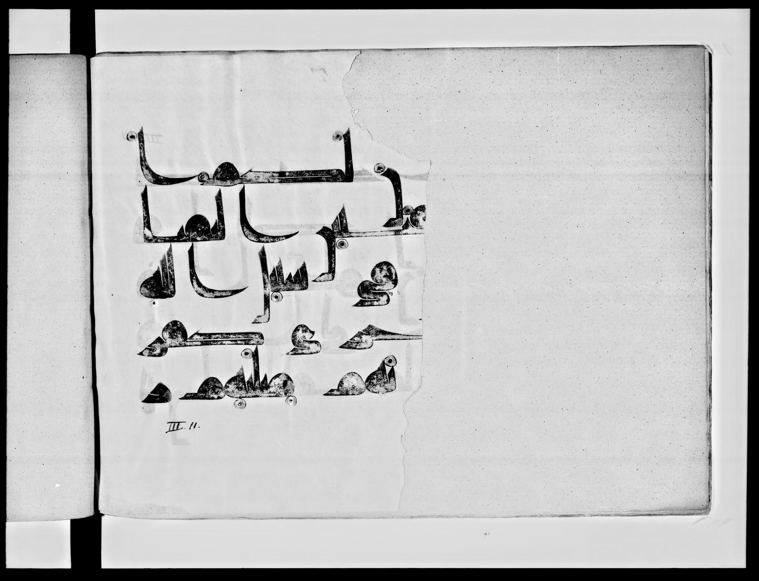 Paris, Bibliothèque nationale de France, Arabe 334 (l) (Scan 1), in Kūfī D.III script, showing Surah 3:13 from Mid 8th to Late 9th Century AD found in Fustat (Old Cairo), Egypt, currently housed at Bibliothèque nationale de France, Paris