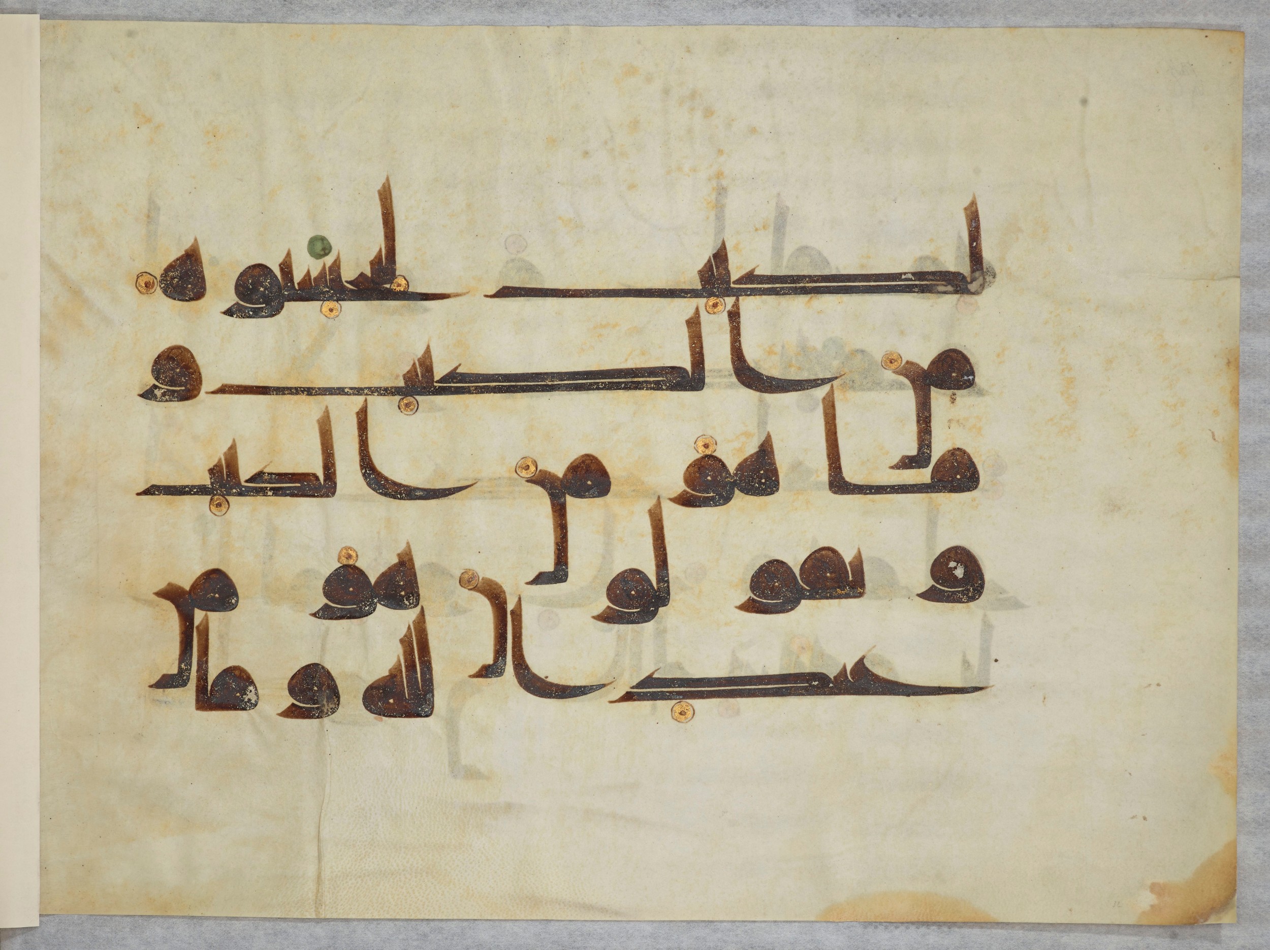 Paris, Bibliothèque nationale de France, Arabe 334 (l) (Scan 4), in Kūfī D.III script, showing Surah 3:78 from Mid 8th to Late 9th Century AD found in Fustat (Old Cairo), Egypt, currently housed at Bibliothèque nationale de France, Paris
