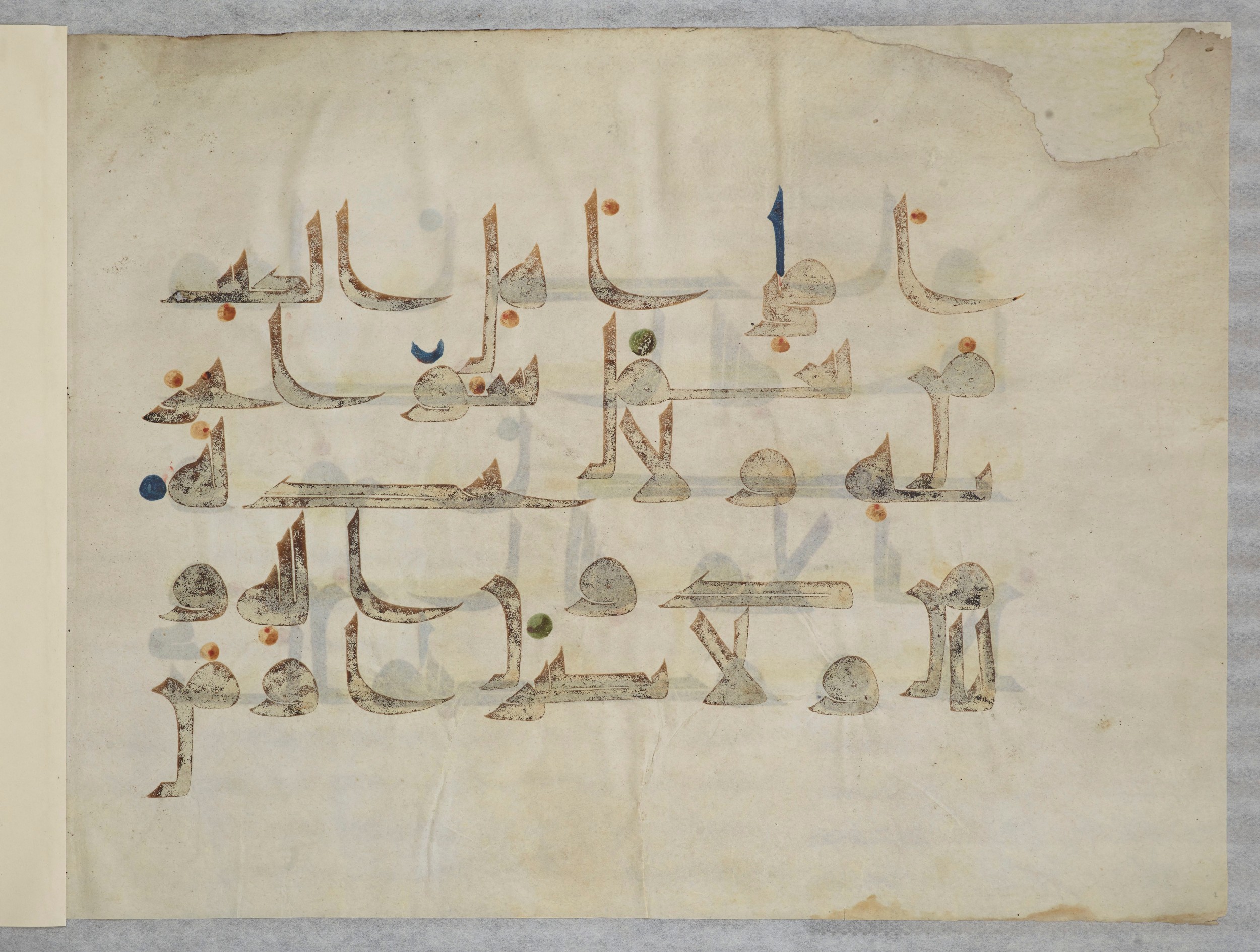 Bibliothèque nationale de France, Arabe 334 (m) (Scan 2), in Kūfī D.III script, showing Surah 4:124 from Mid 8th to Late 9th Century AD found in Fustat (Old Cairo), Egypt, currently housed at Bibliothèque nationale de France, Paris