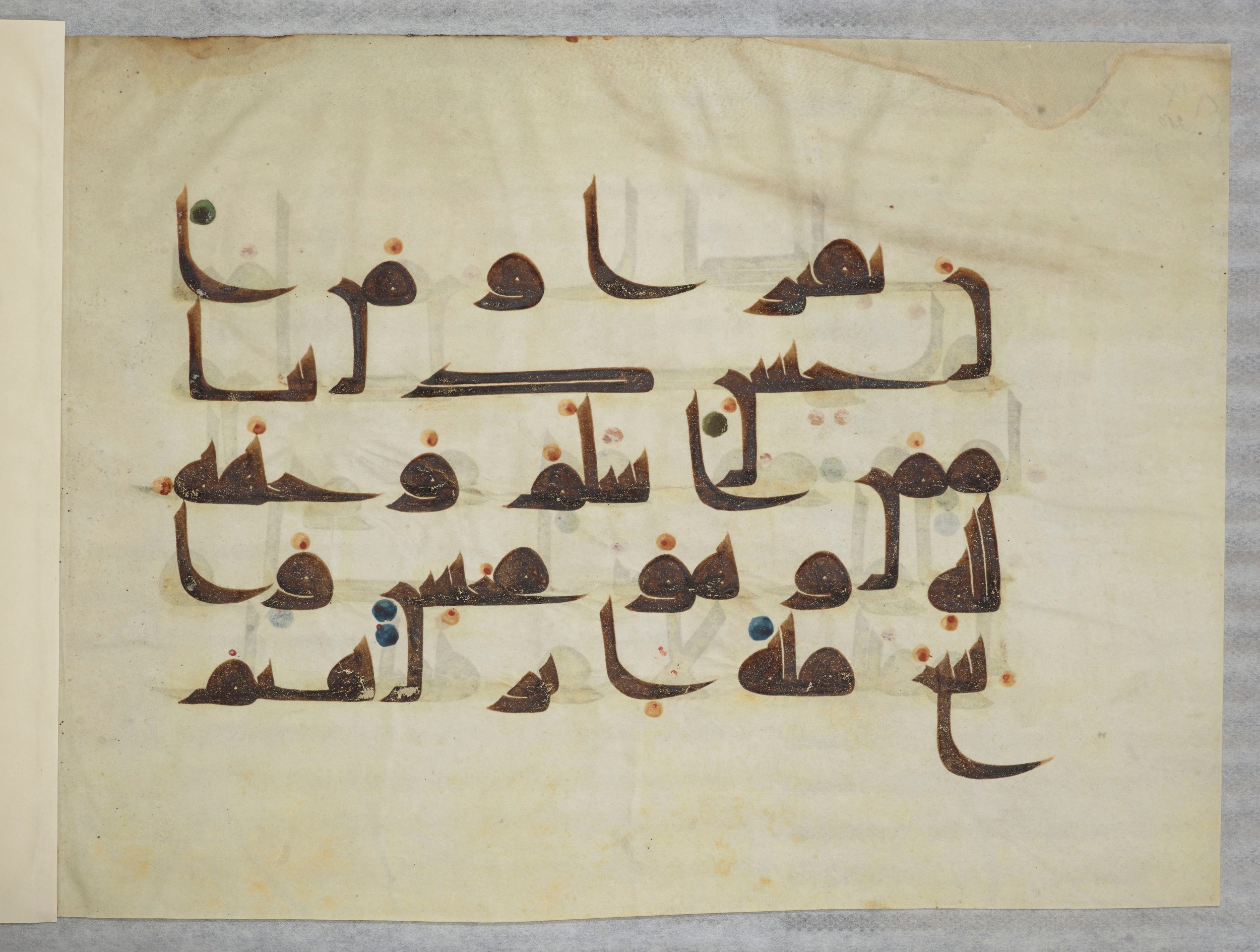 Bibliothèque nationale de France, Arabe 334 (m) (Scan 6), in Kūfī D.III script, showing Surah 4:124 from Mid 8th to Late 9th Century AD found in Fustat (Old Cairo), Egypt, currently housed at Bibliothèque nationale de France, Paris