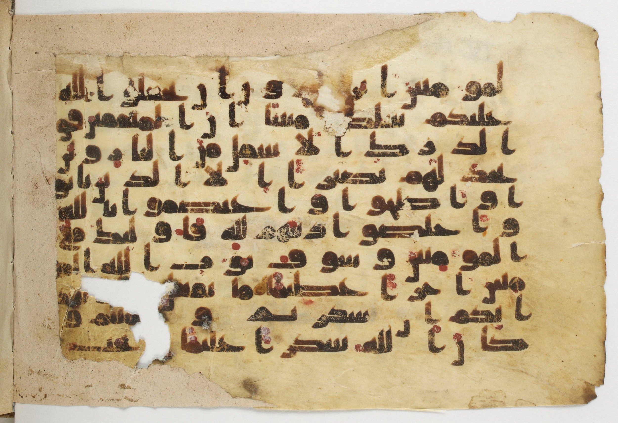 Paris, Bibliothèque nationale de France, Arabe 338 (b) (Scan 1), in Kūfī B.II script, showing Surah 4:148 from Mid-8th to Late 10th Century AD found in Fustat (Old Cairo), Egypt, currently housed at Bibliothèque nationale de France, Paris
