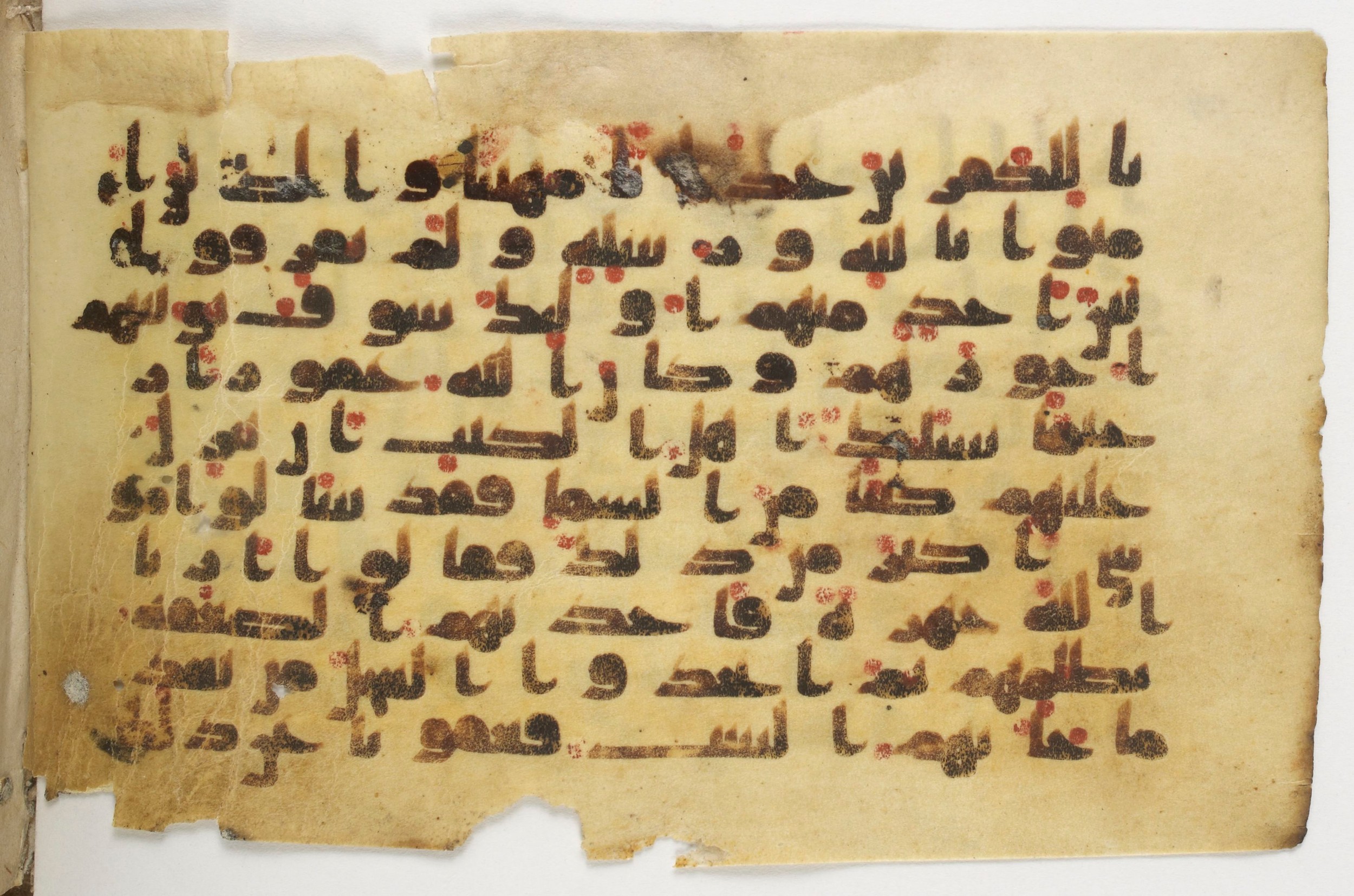 Paris, Bibliothèque nationale de France, Arabe 338 (b) (Scan 2), in Kūfī B.II script, showing Surah 4:151 from Mid-8th to Late 10th Century AD found in Fustat (Old Cairo), Egypt, currently housed at Bibliothèque nationale de France, Paris