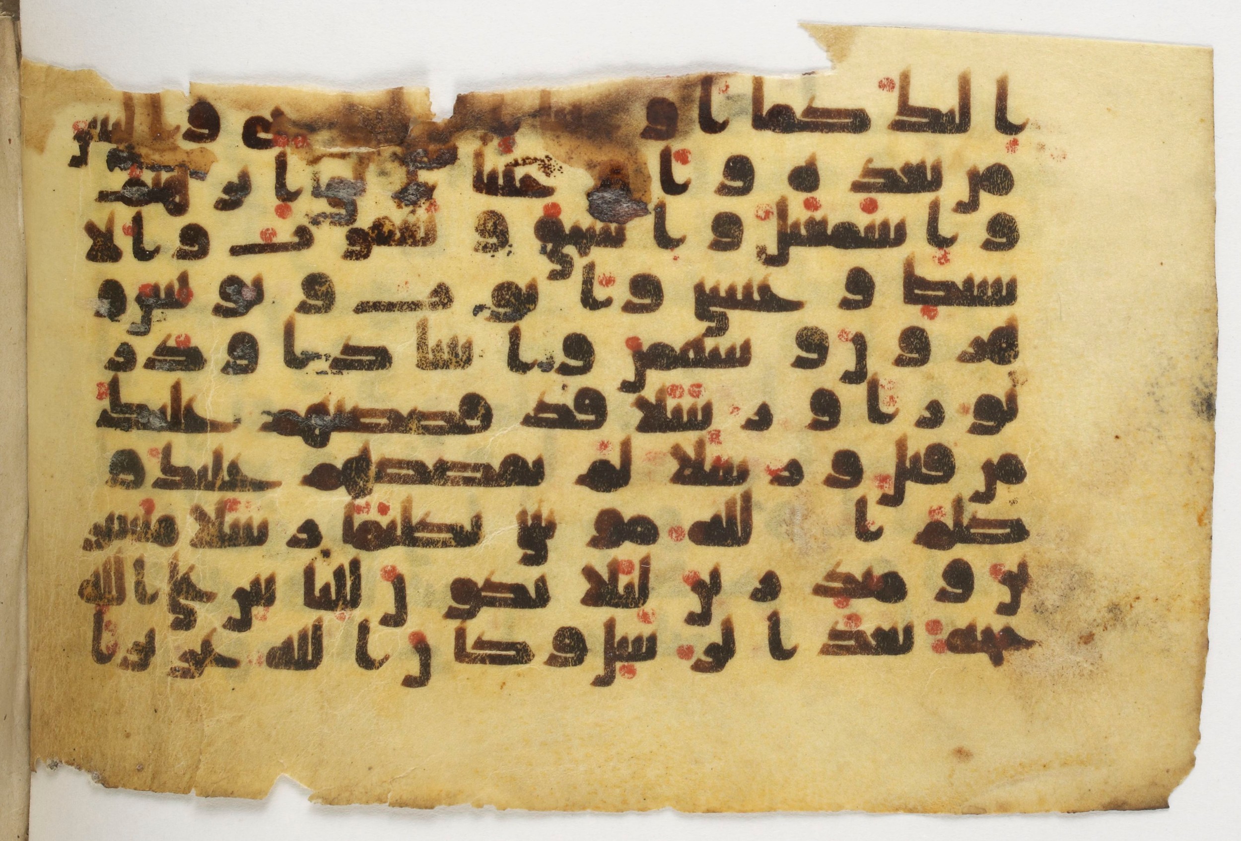 Paris, Bibliothèque nationale de France, Arabe 338 (b) (Scan 1), in Kūfī B.II script, showing Surah 4:165 from Mid-8th to Late 10th Century AD found in Fustat (Old Cairo), Egypt, currently housed at Bibliothèque nationale de France, Paris