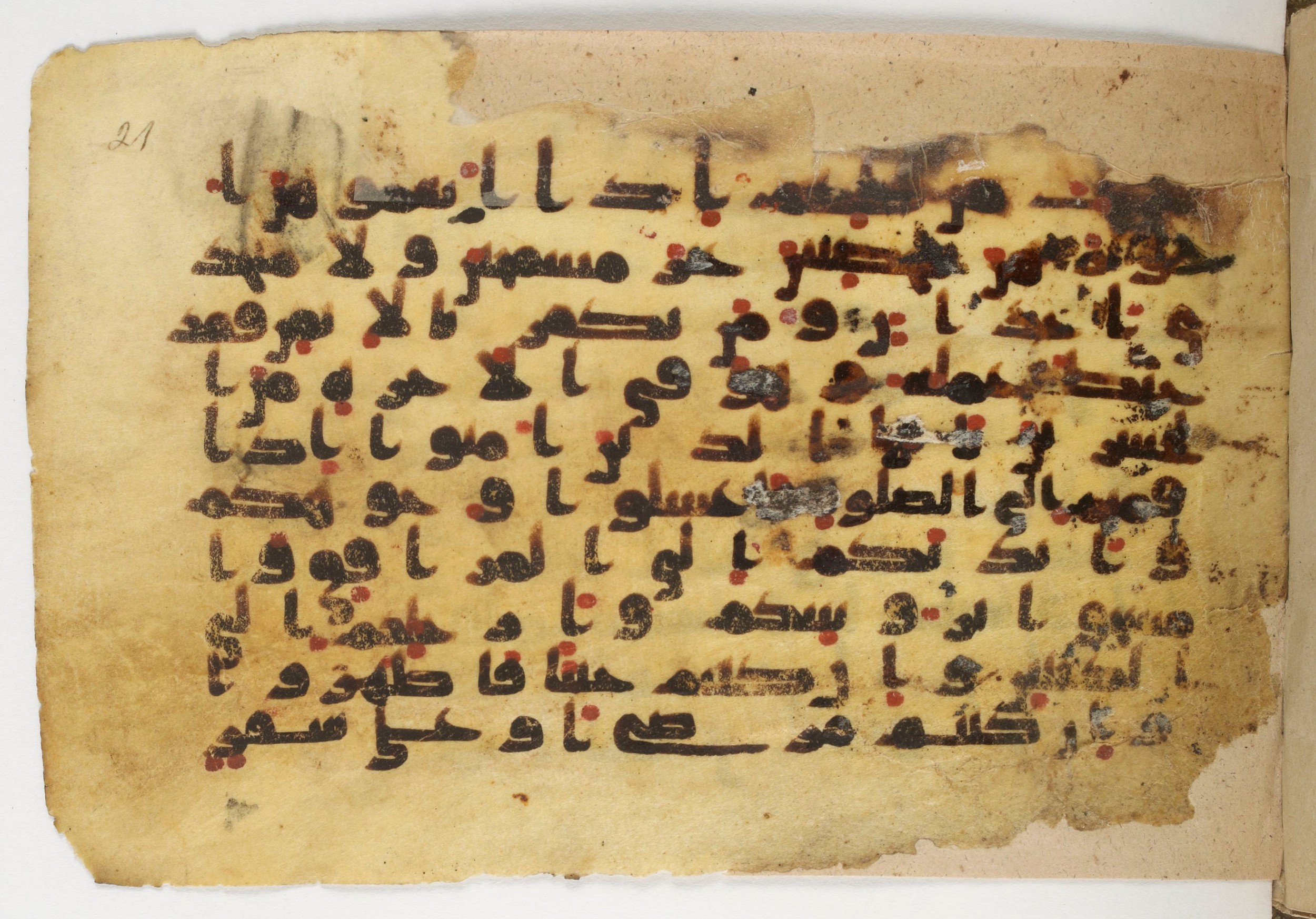 Paris, Bibliothèque nationale de France, Arabe 338 (b) (Scan 1), in Kūfī B.II script, showing Surah 5:6 from Mid-8th to Late 10th Century AD found in Fustat (Old Cairo), Egypt, currently housed at Bibliothèque nationale de France, Paris